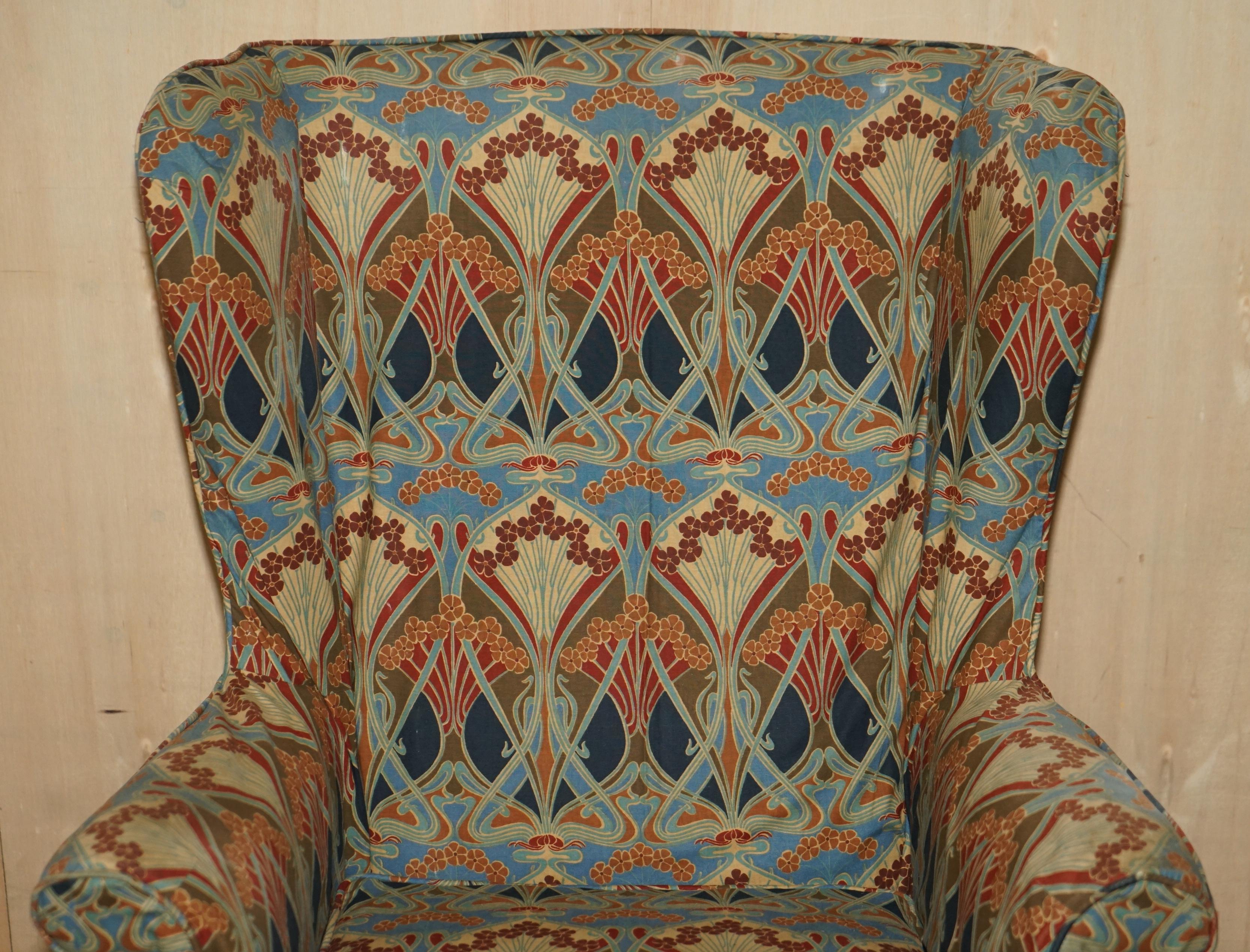 Art déco VINTAGE ARMCHAIR ENGLISH OAK ARMCHAIR WiTH LIBERTY'S LONDON IANTHE FABRIC (années 1930) en vente