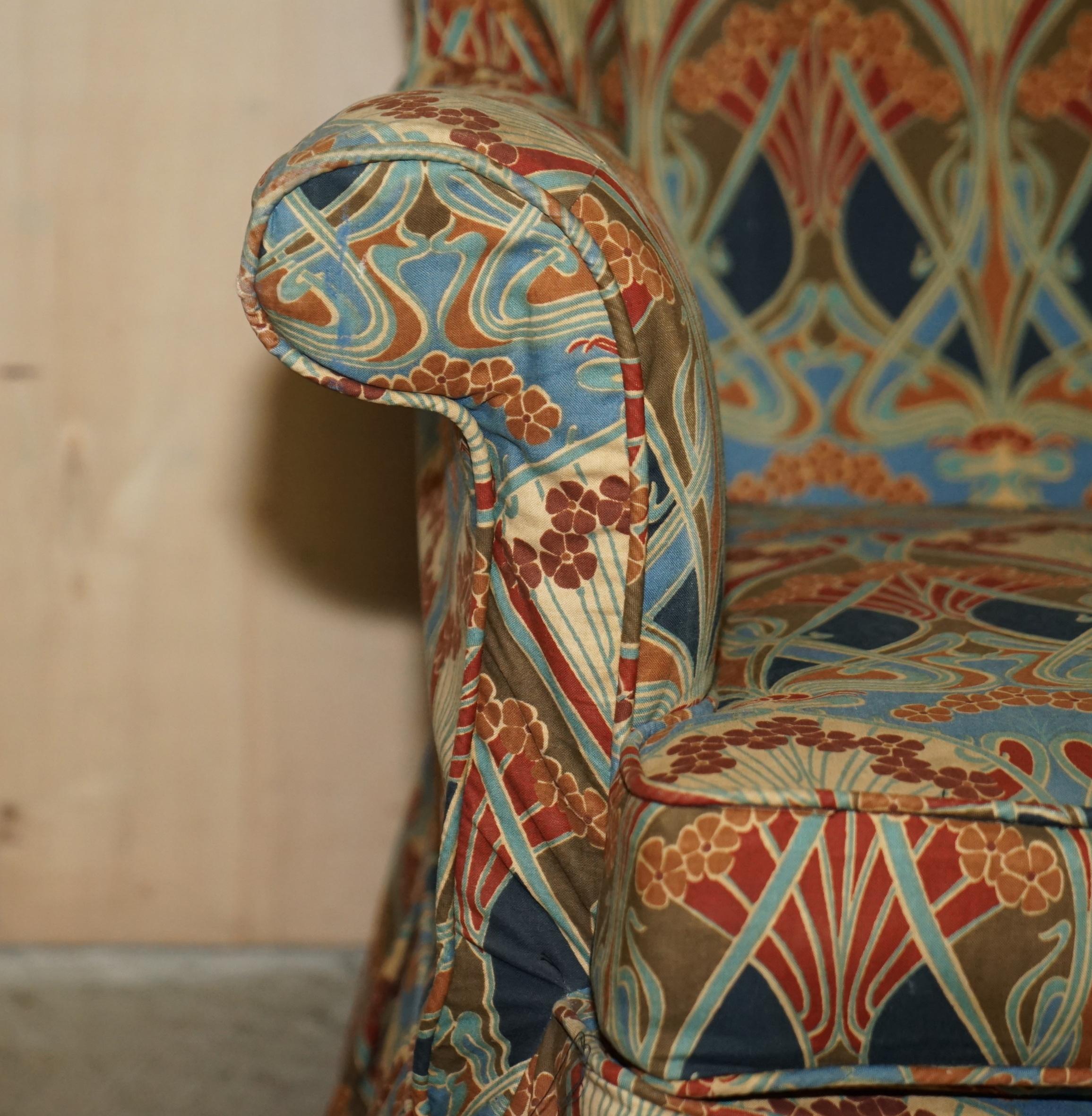 Tissu d'ameublement VINTAGE ARMCHAIR ENGLISH OAK ARMCHAIR WiTH LIBERTY'S LONDON IANTHE FABRIC (années 1930) en vente