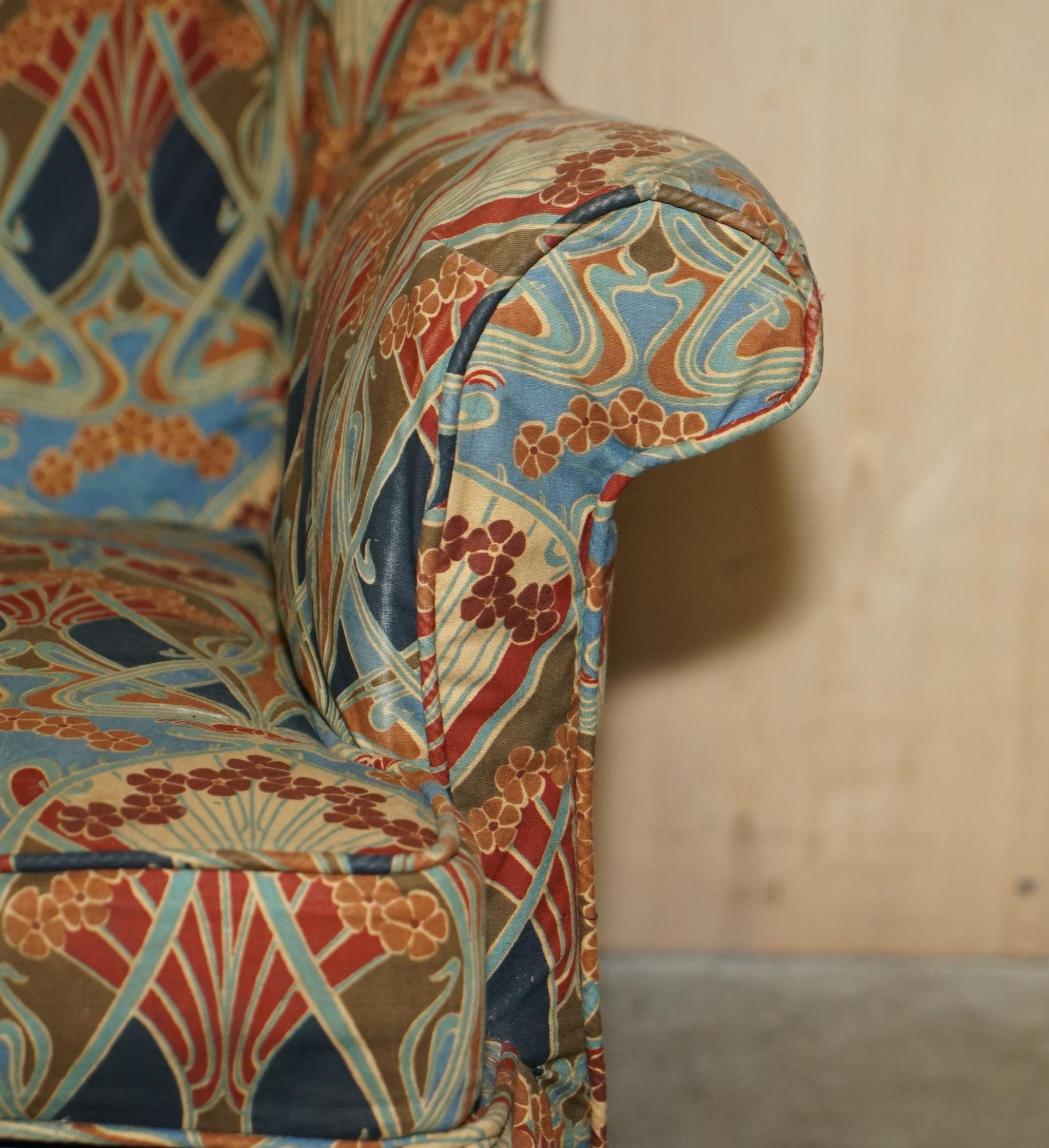 VINTAGE CIRCA 1930'S ENGLISH OAK ARMCHAIR WiTH LIBERTY'S LONDON IANTHE FABRIC For Sale 1