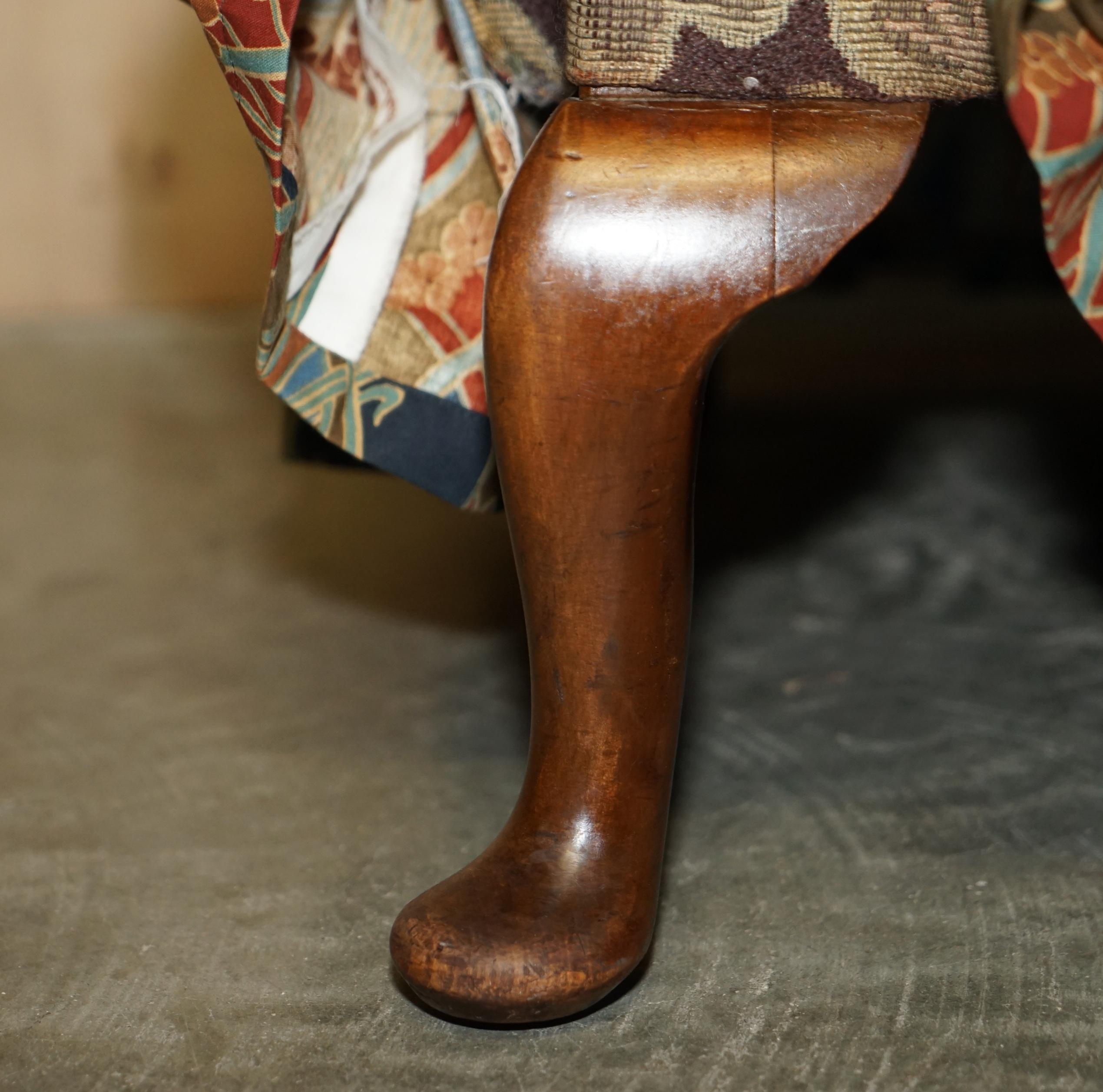 VINTAGE CIRCA 1930'S ENGLISH OAK ARMCHAIR WiTH LIBERTY'S LONDON IANTHE FABRIC For Sale 2