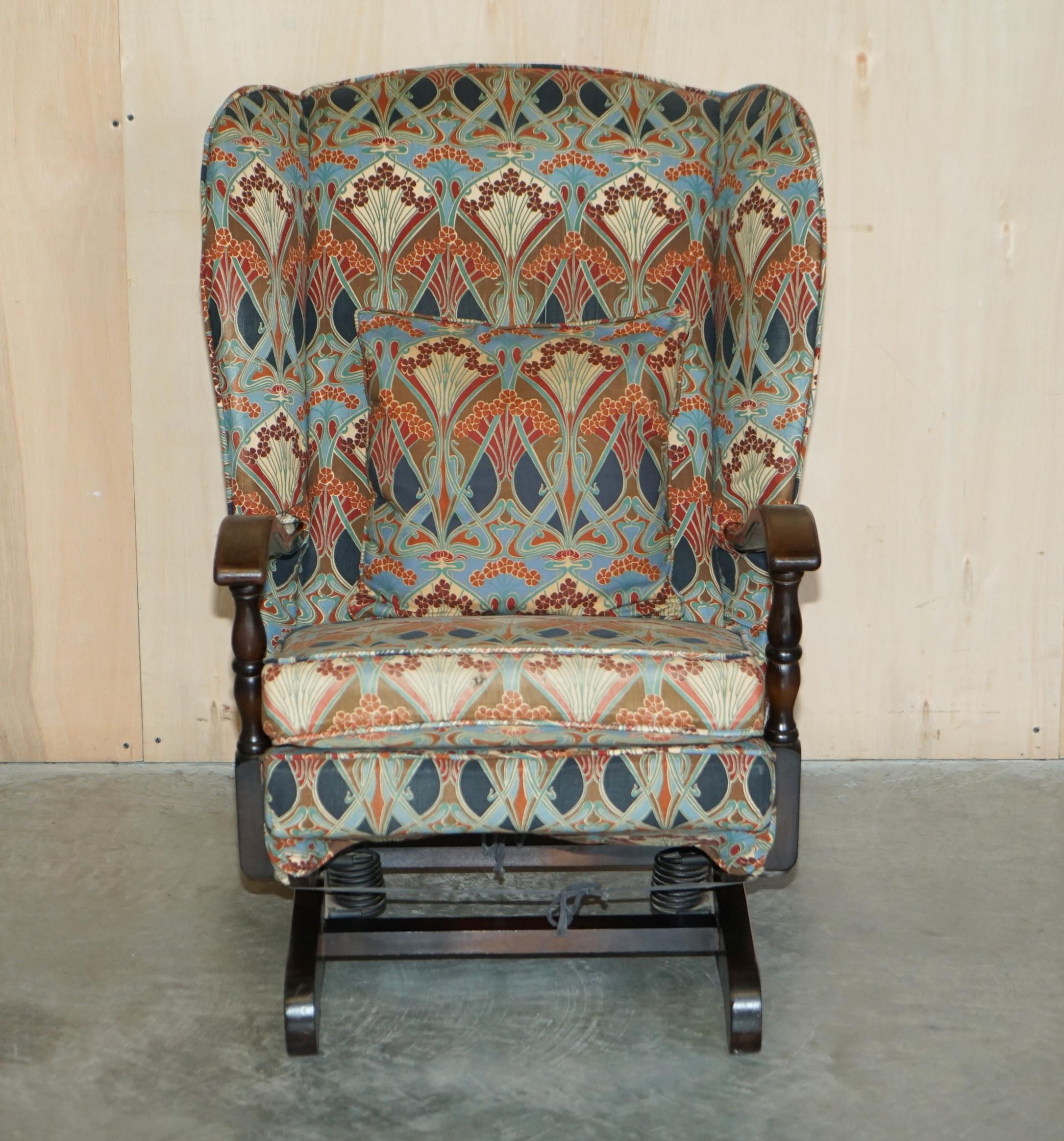 Royal House Antiques

Royal House Antiques a le plaisir d'offrir à la vente un superbe fauteuil à bascule anglais des années 1930 avec housse amovible en tissu Ianthe de Liberty's London. 

Veuillez noter que les frais de livraison indiqués sont