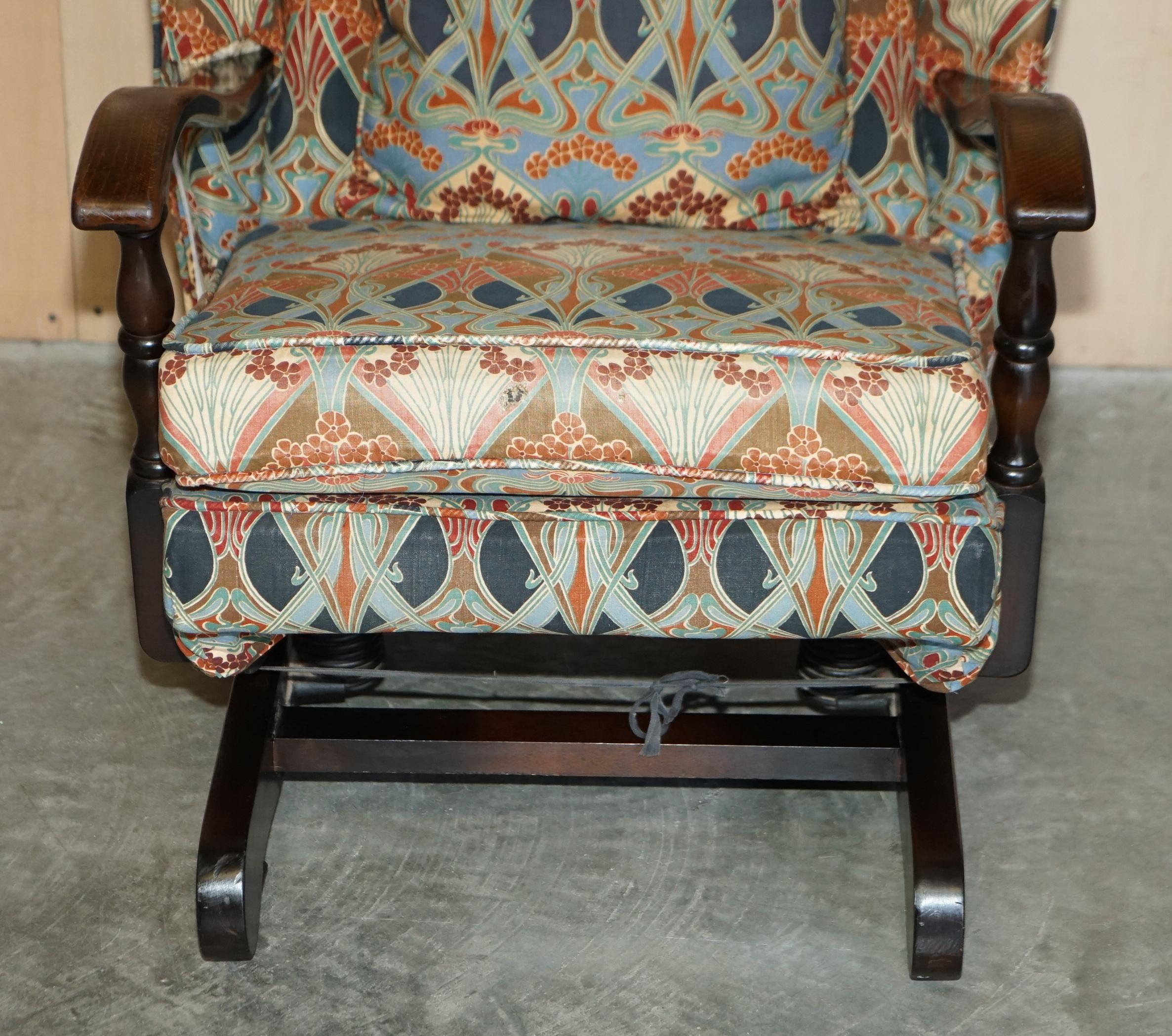 Anglais FAUTEUIL A ROULETTES EN CHÊNE ANGLAIS VINTAGE CIRCA 1930 AVEC IANTHE DE LIBERTY LONDON en vente