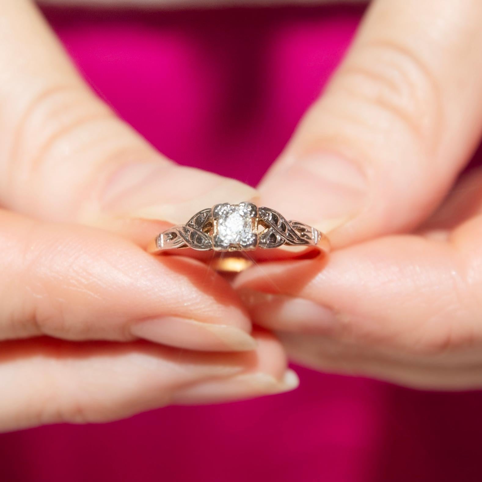 Der liebevoll aus 15-karätigem Gold gefertigte Hedda-Ring erinnert an die Zeit des Werbens und der Verlobung. Mit einem verflochtenen Band, das zu einem funkelnden Old-Cut-Diamanten ansteigt, ist sie eine subtile und doch detaillierte