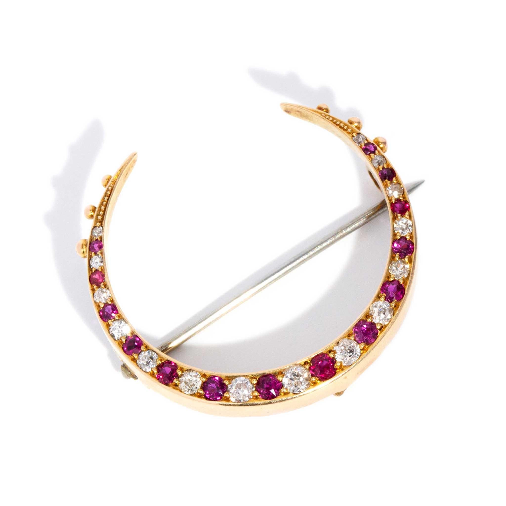 Vintage Circa 1930s Ruby & Diamond Crescent Brooch 18 Carat Yellow Gold (Moderne) im Angebot