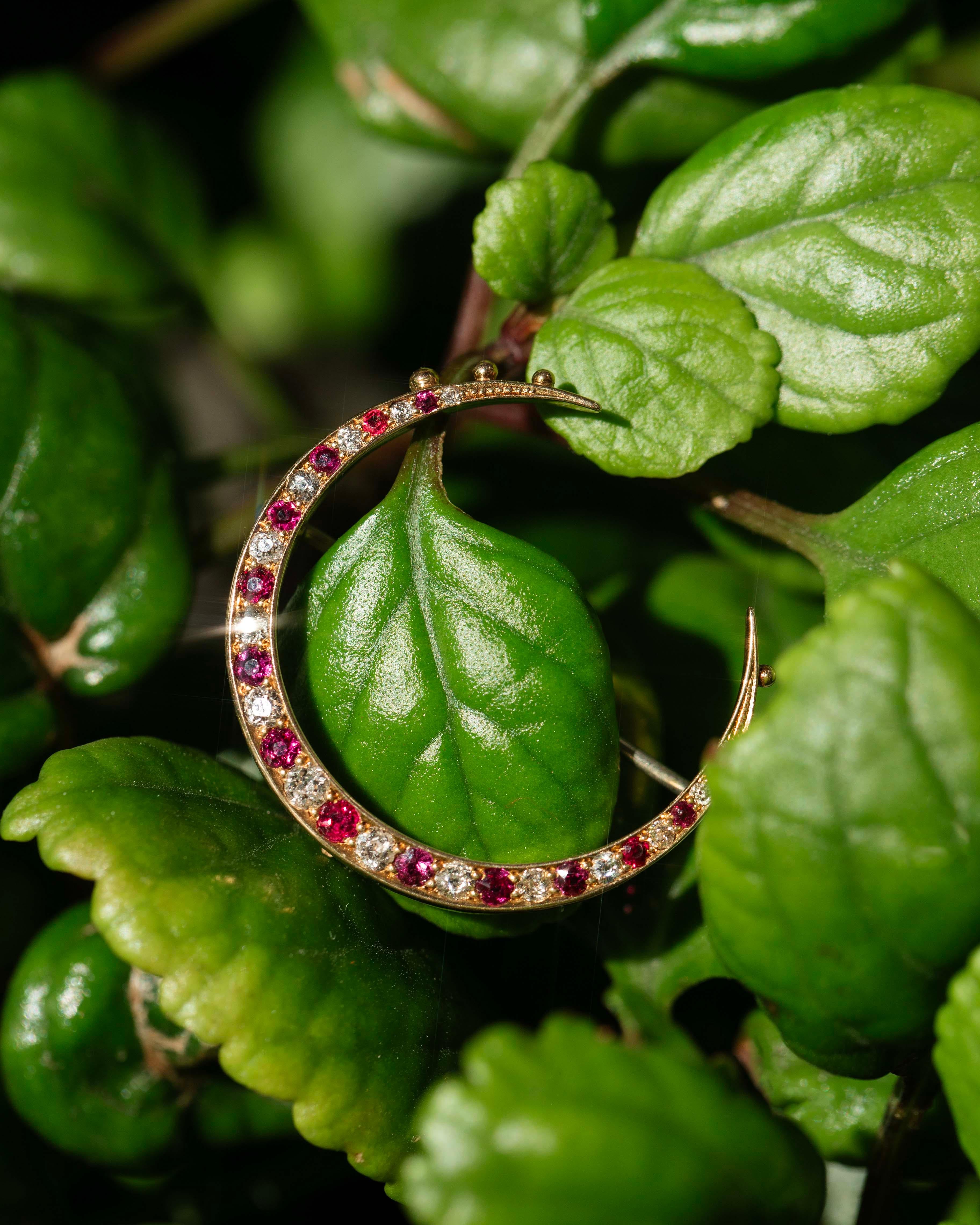 Vintage Circa 1930s Ruby & Diamond Crescent Brooch 18 Carat Yellow Gold Damen im Angebot