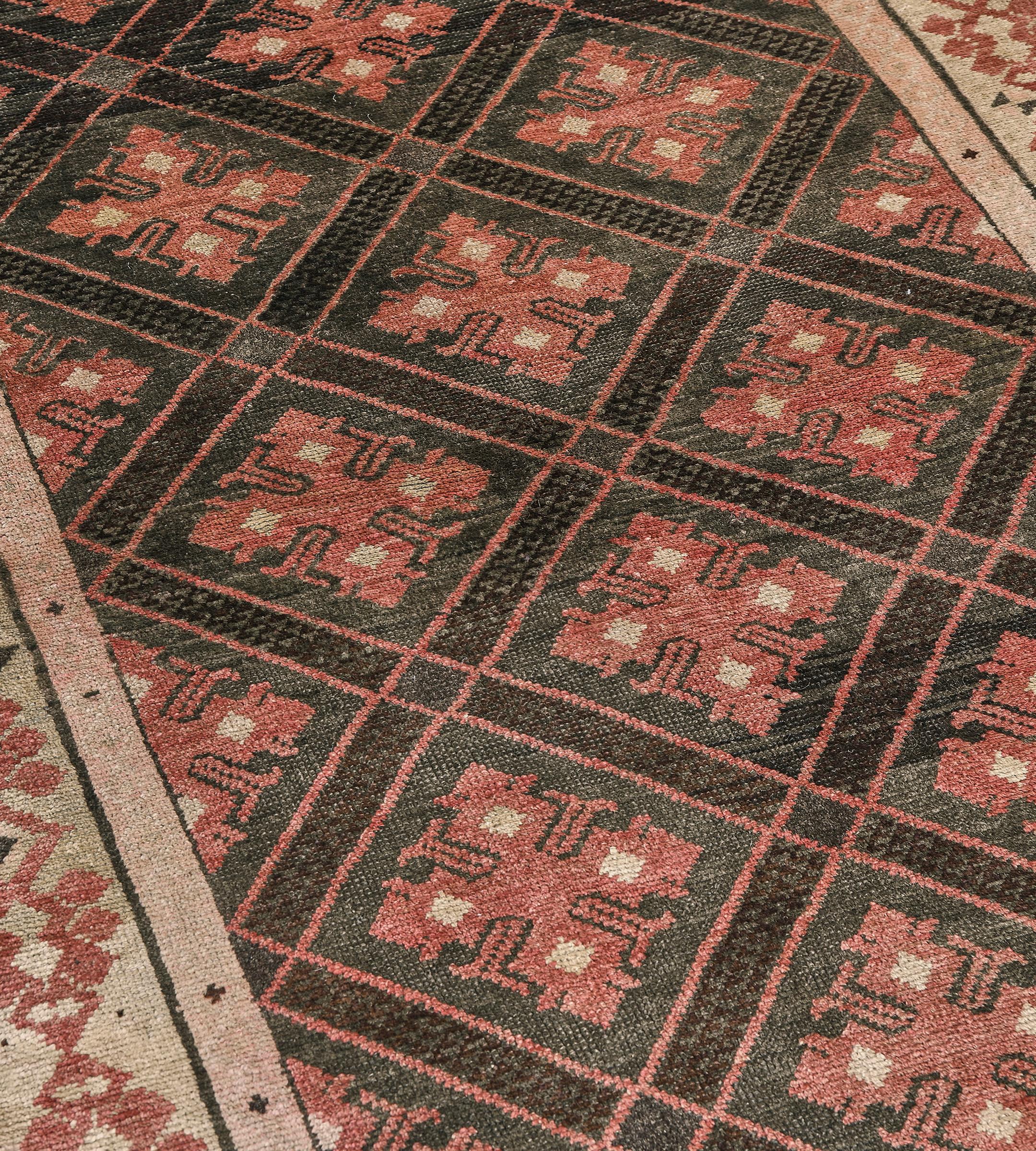 Dieser Vintage-Läufer aus Karabagh, circa 1938, hat ein kohlschwarzes Feld mit vertikalen Reihen aus miteinander verbundenen Rautengittern und einfarbigen terrakottaroten Außenstreifen, wobei jede Raute ein terrakottarotes Akanthusblatt enthält, in
