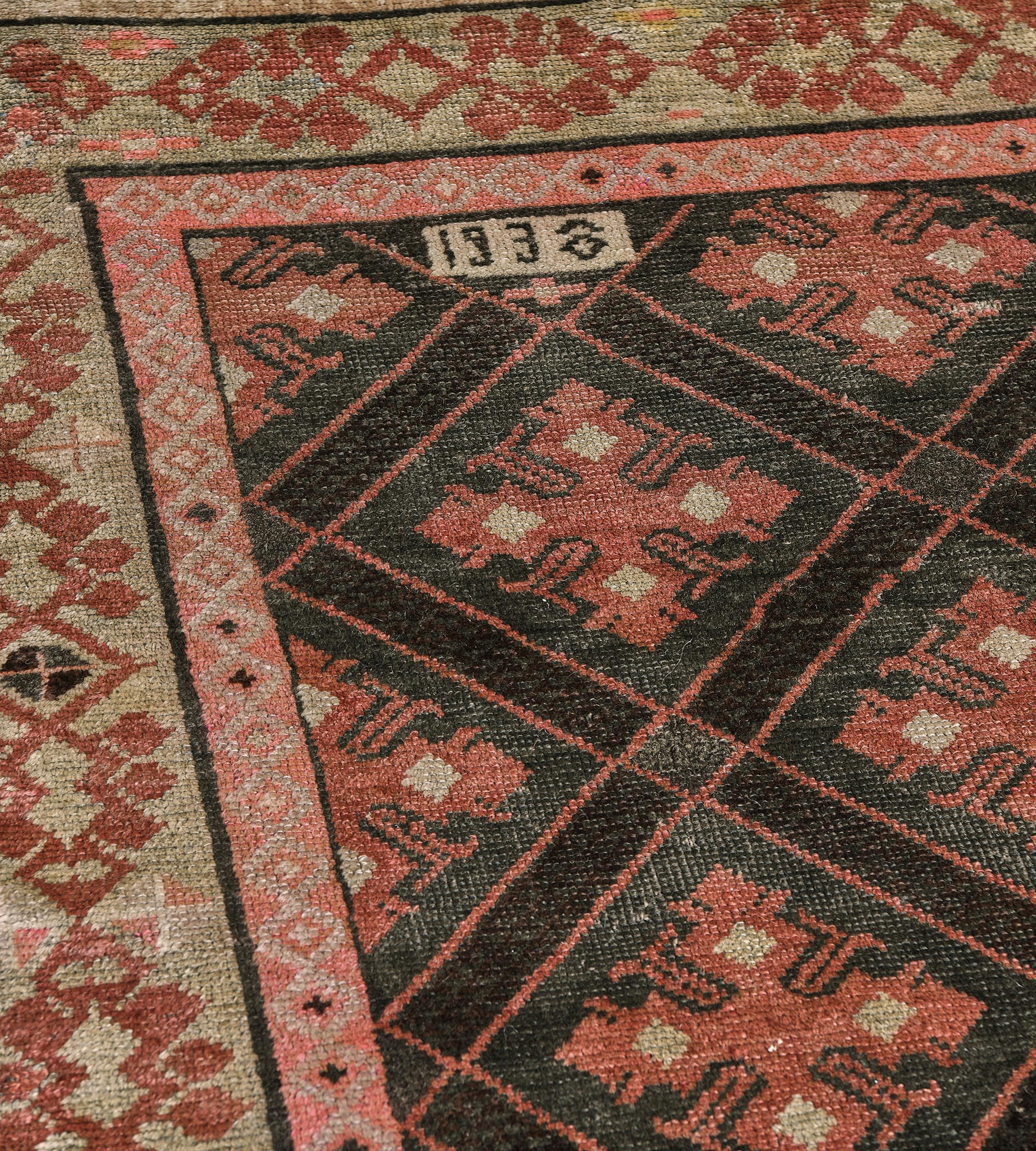 Vintage Circa-1938 Handgewebte Holzkohle-Schwarz und Rosa Trellis Karabagh Läufer (Kaukasisch) im Angebot