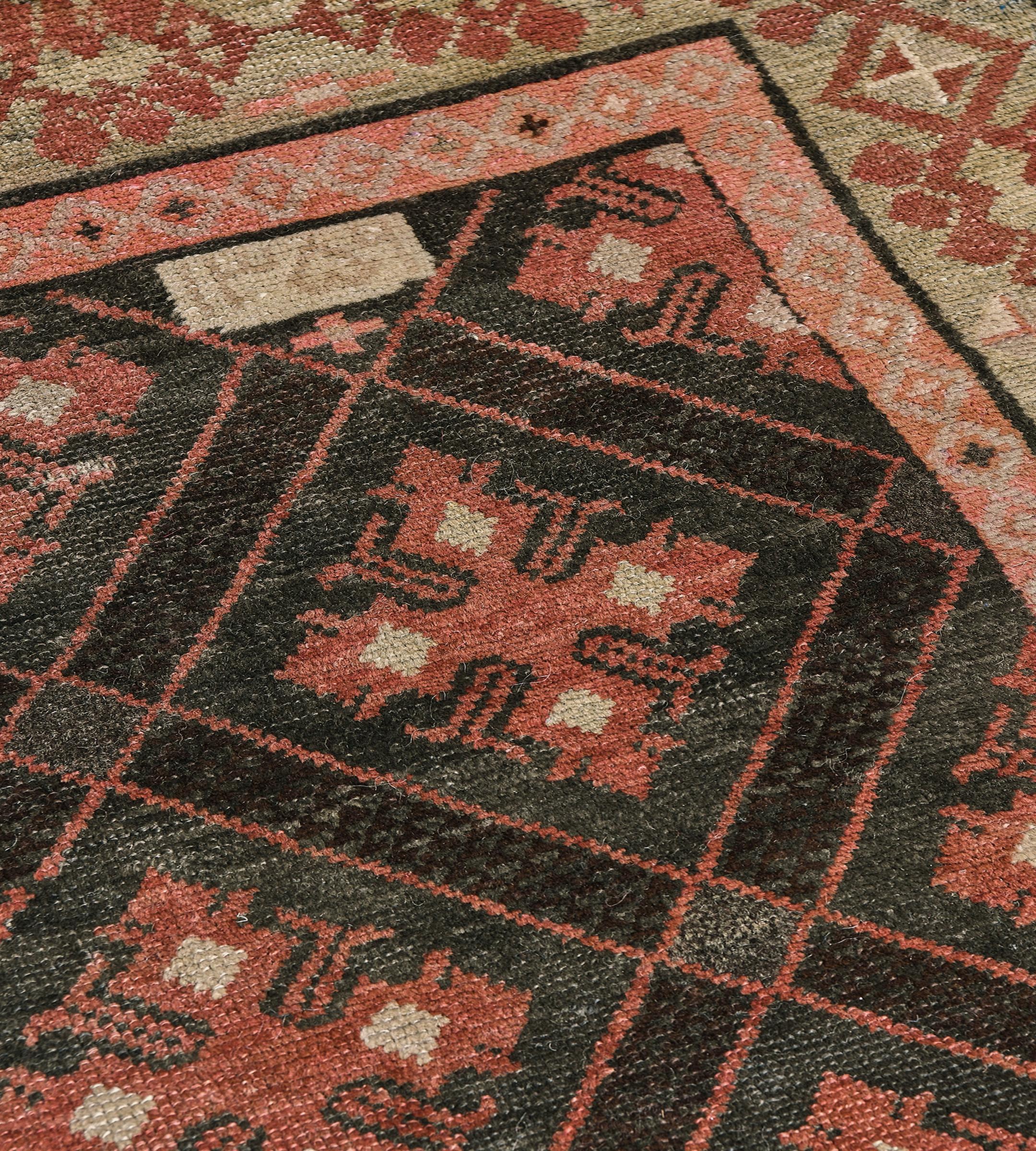 Vintage Circa-1938 Handgewebte Holzkohle-Schwarz und Rosa Trellis Karabagh Läufer (Handgeknüpft) im Angebot