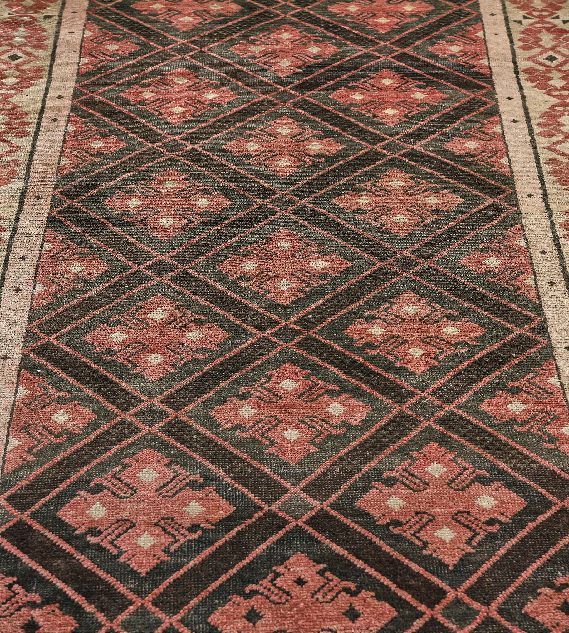 Vintage Circa-1938 Handgewebte Holzkohle-Schwarz und Rosa Trellis Karabagh Läufer im Zustand „Gut“ im Angebot in West Hollywood, CA