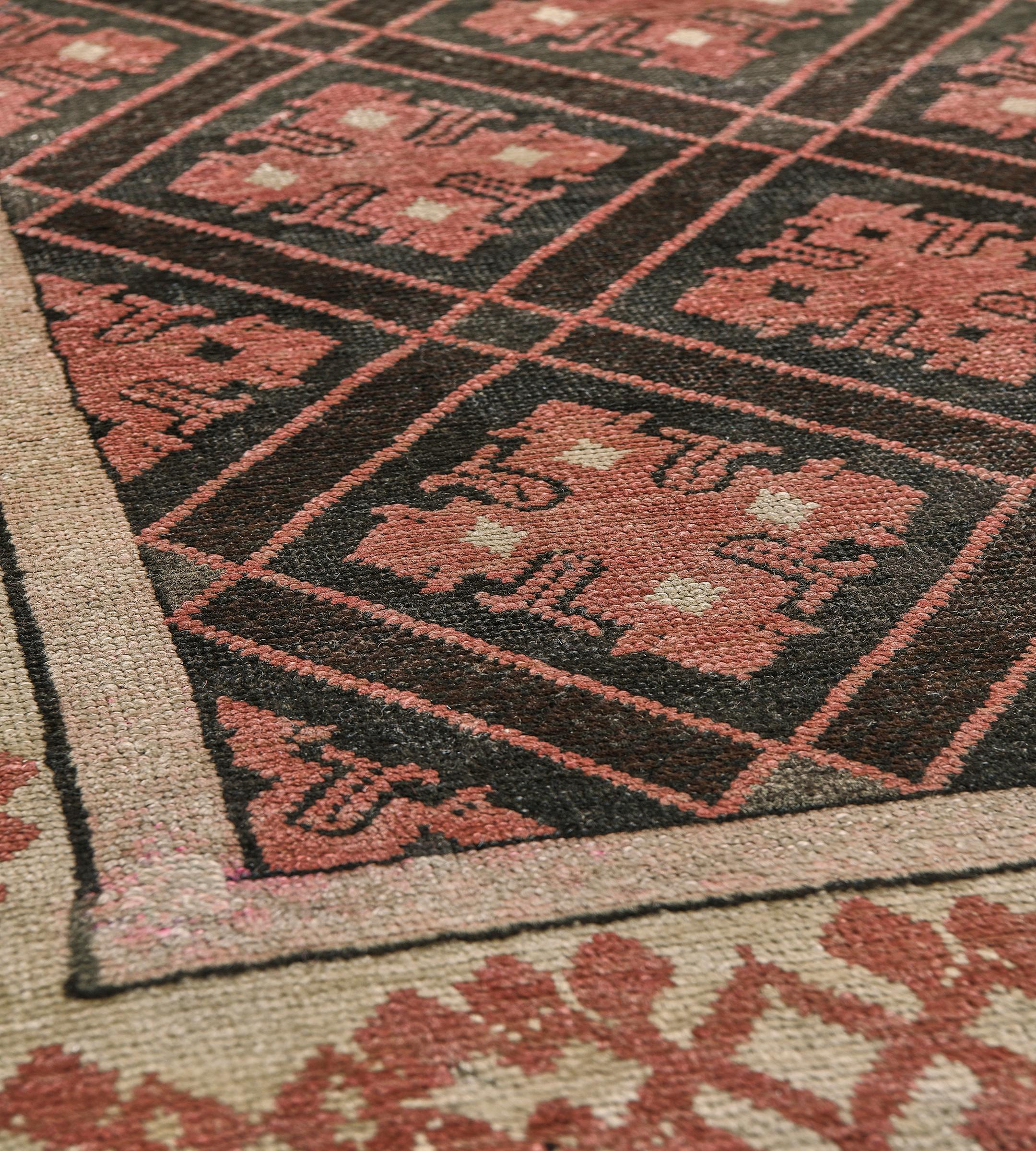 Vintage Circa-1938 Handgewebte Holzkohle-Schwarz und Rosa Trellis Karabagh Läufer (20. Jahrhundert) im Angebot