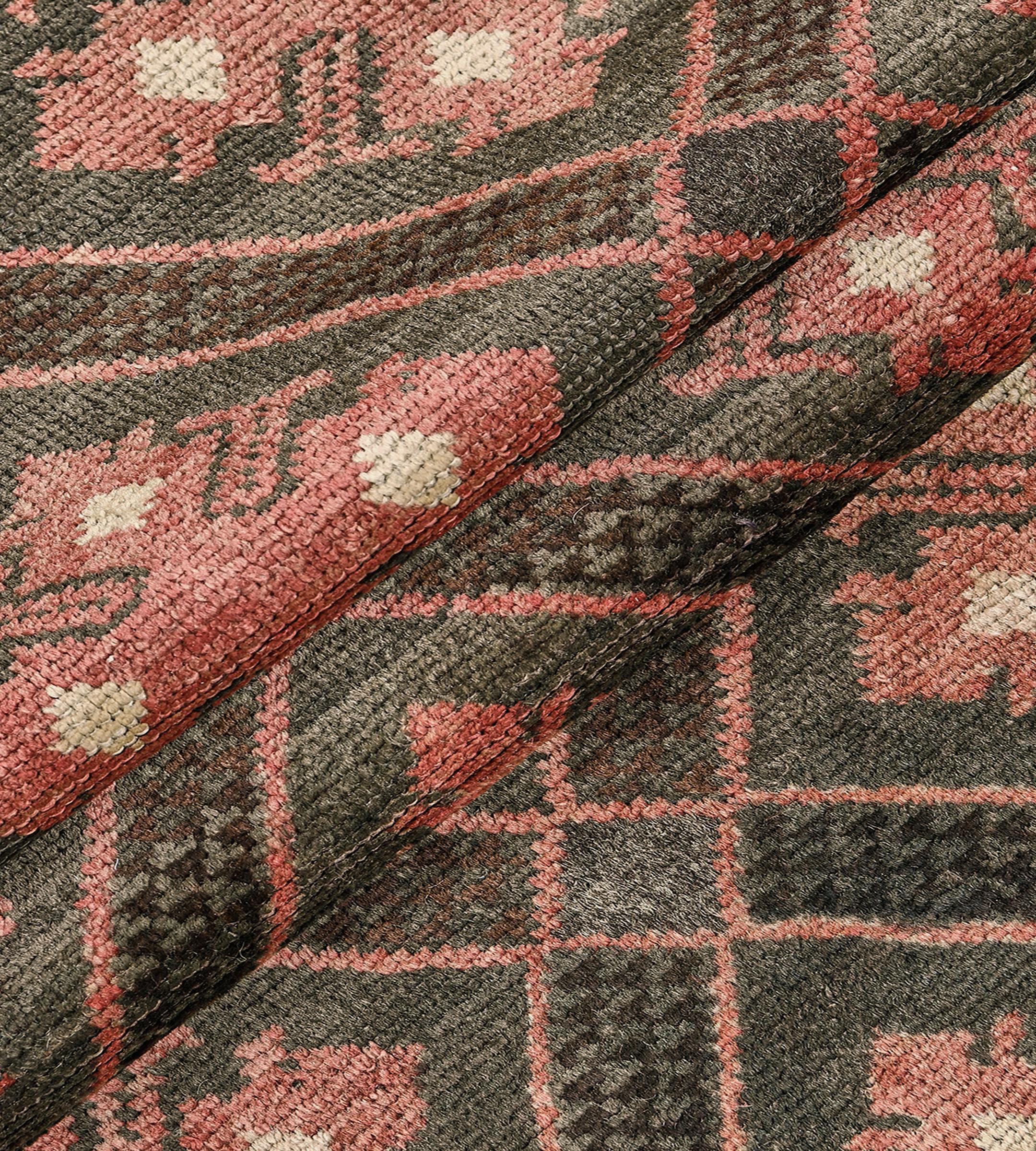 Vintage Circa-1938 Handgewebte Holzkohle-Schwarz und Rosa Trellis Karabagh Läufer im Angebot 1