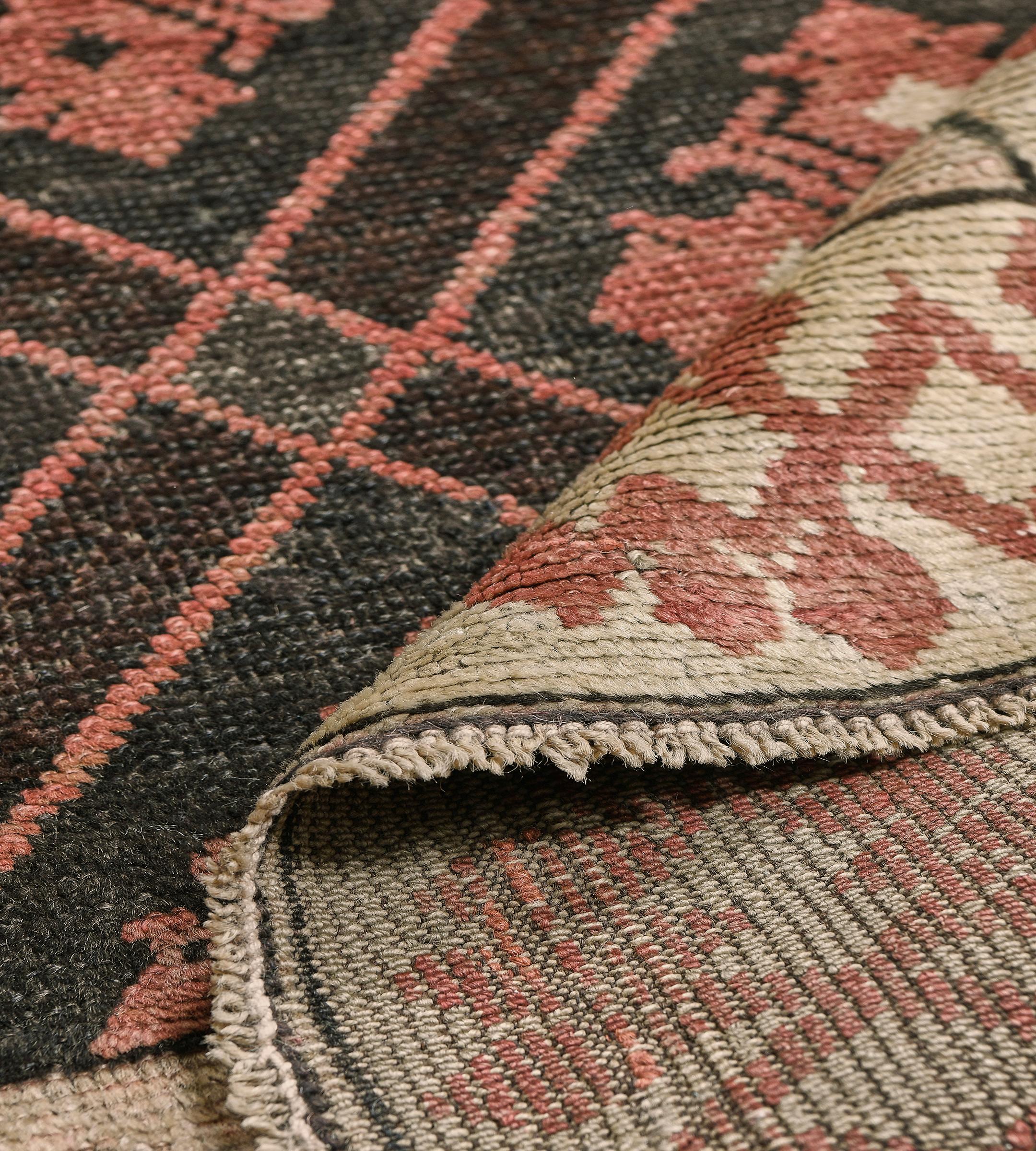 Vintage Circa-1938 Handgewebte Holzkohle-Schwarz und Rosa Trellis Karabagh Läufer im Angebot 2
