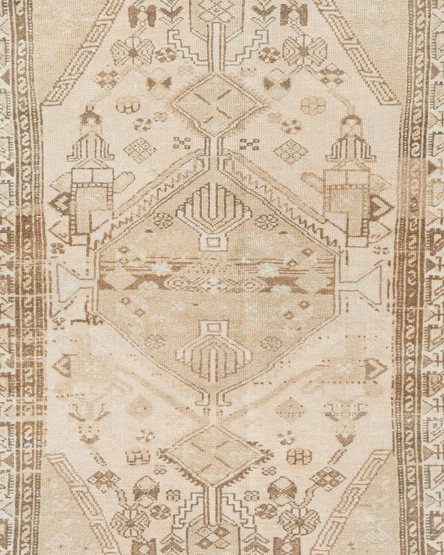 Vintage Beige Persian hamadan area rug 4' X 6'7. Hamadan Stadt im westlichen Iran ist die alte persische Stadt Ecbatana. Rund um die Stadt gibt es Hunderte von meist kurdischen Dörfern, die eine unglaubliche Vielfalt an Teppichmustern, Farbpaletten