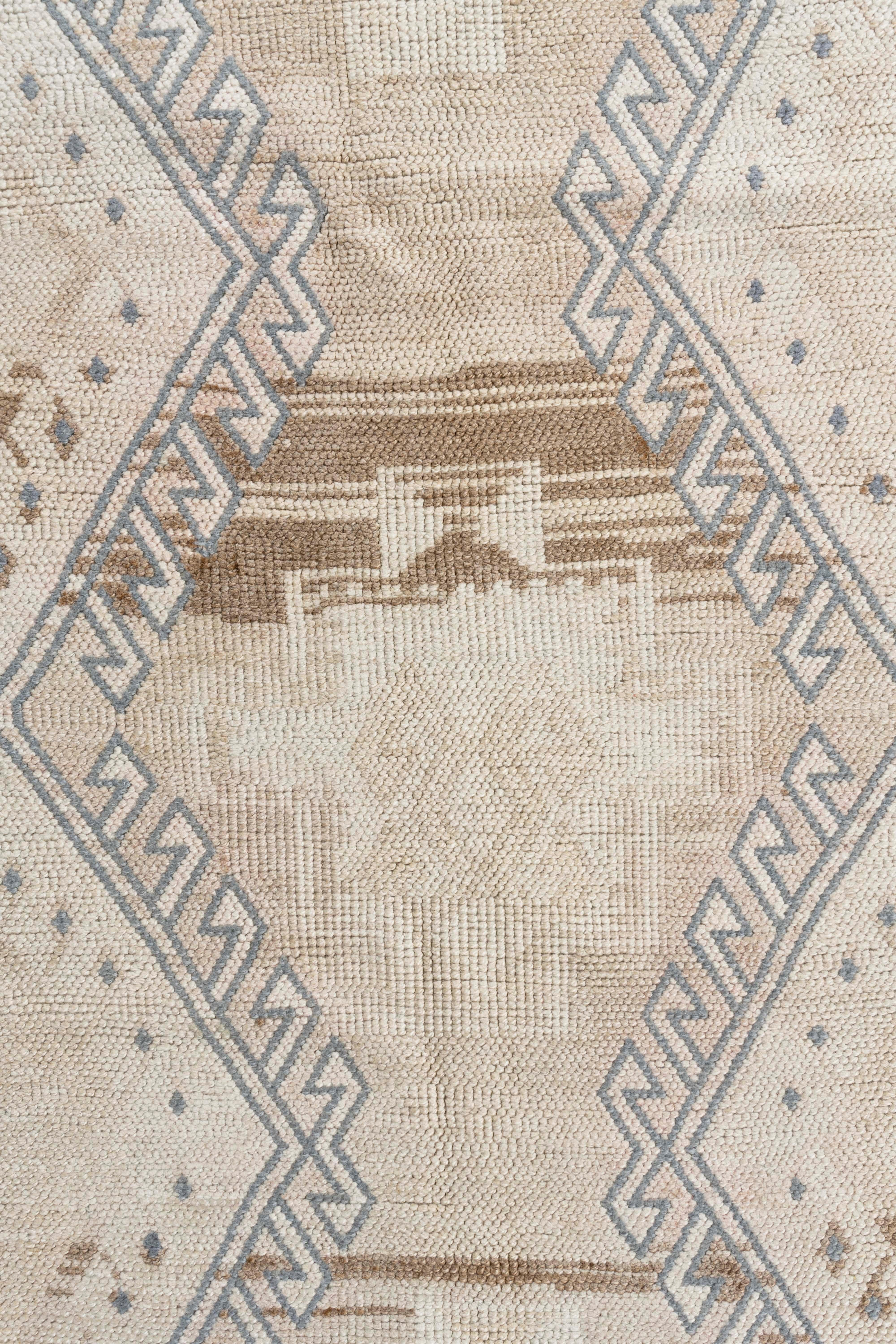 Vintage Circa 1940 Beige Turkish Oushak Kars Hand Knotted Rug In Good Condition For Sale In New York, NY