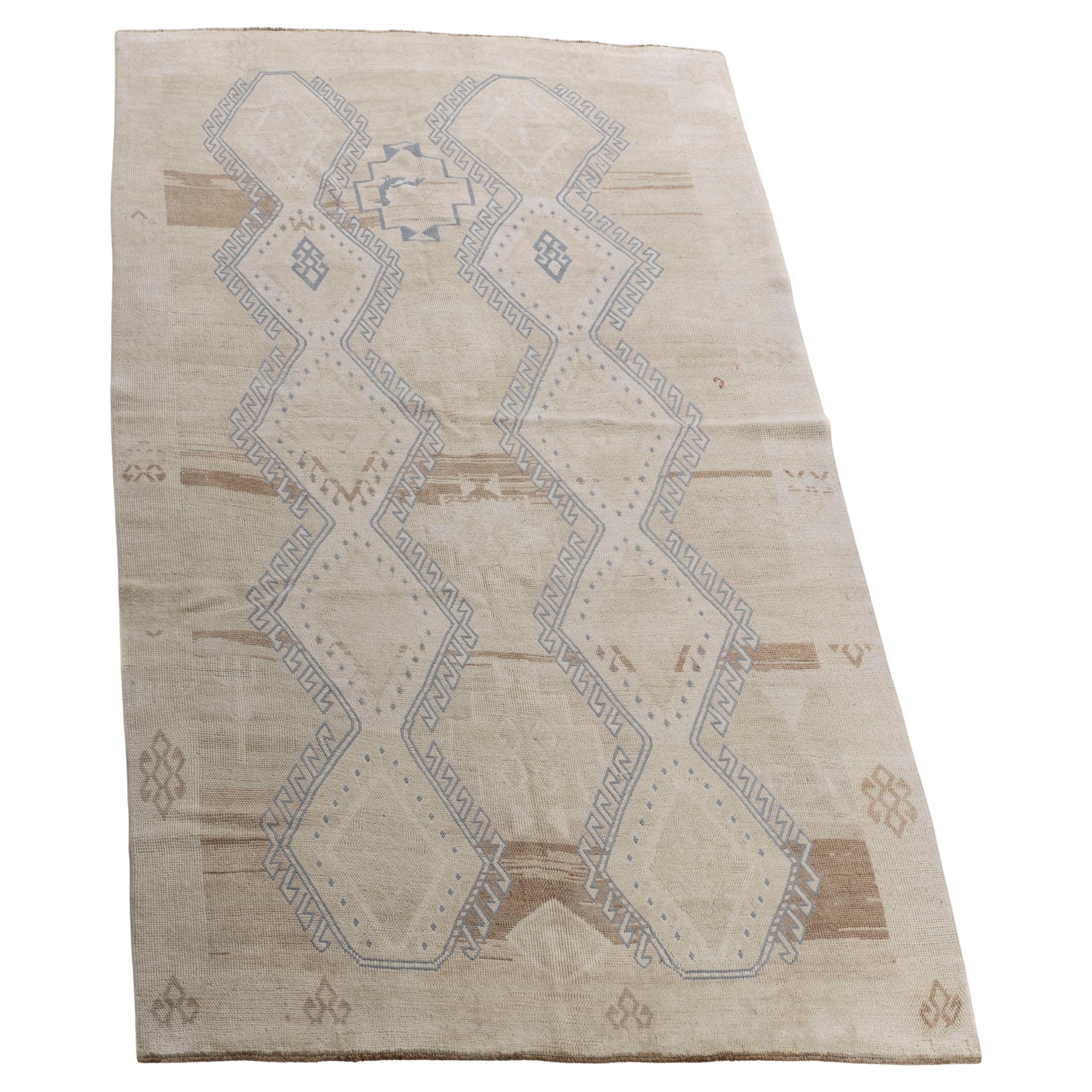 Vintage Circa 1940 Alfombra anudada a mano turca Oushak Kars beige