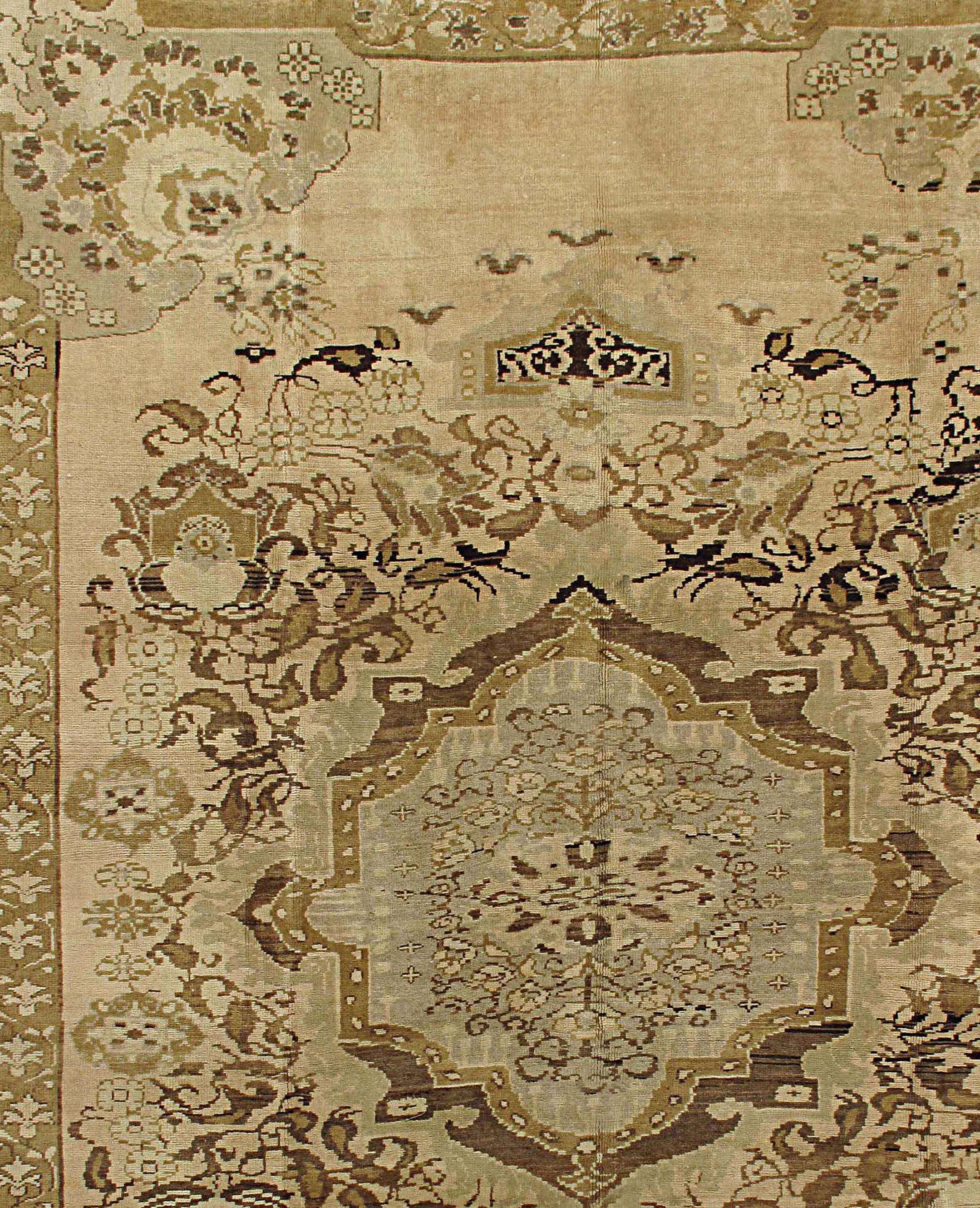 Tissé à la main Vintage Circa 1940 Beige Turkish Oushak Rug Carpet, 7'4 X 10'3 en vente