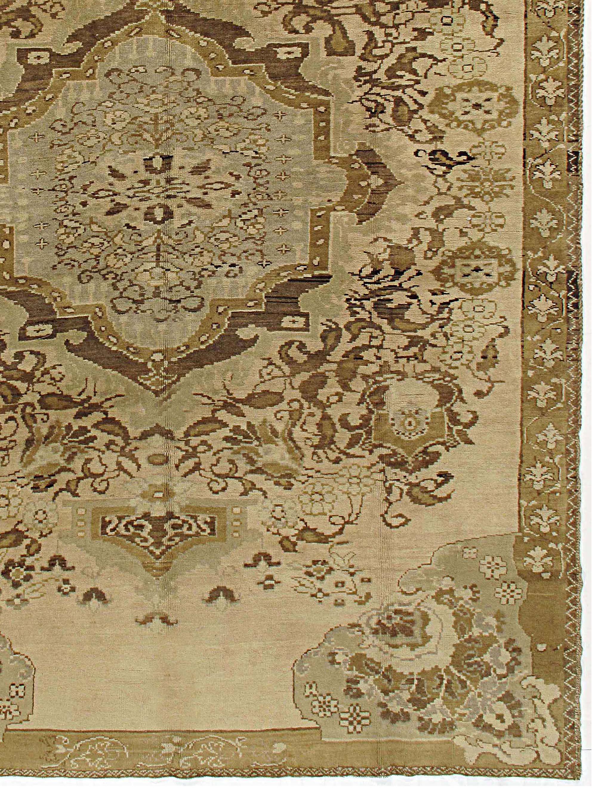 Vintage Circa 1940 Beige Turkish Oushak Rug Carpet, 7'4 X 10'3 Bon état - En vente à New York, NY
