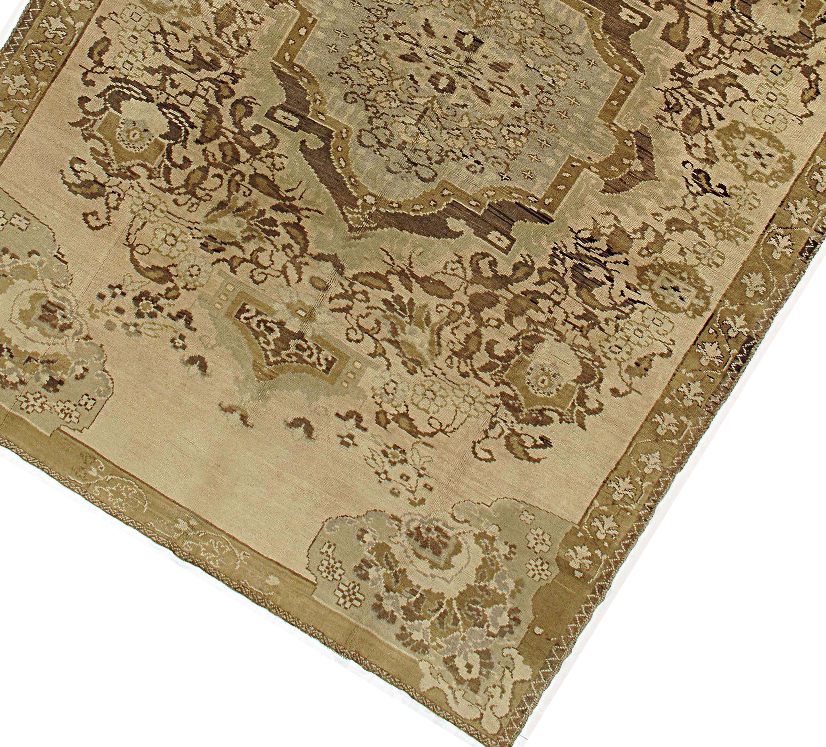 Vintage Circa 1940 Beige Turkish Oushak Rug Carpet, 7'4 X 10'3 en vente 1
