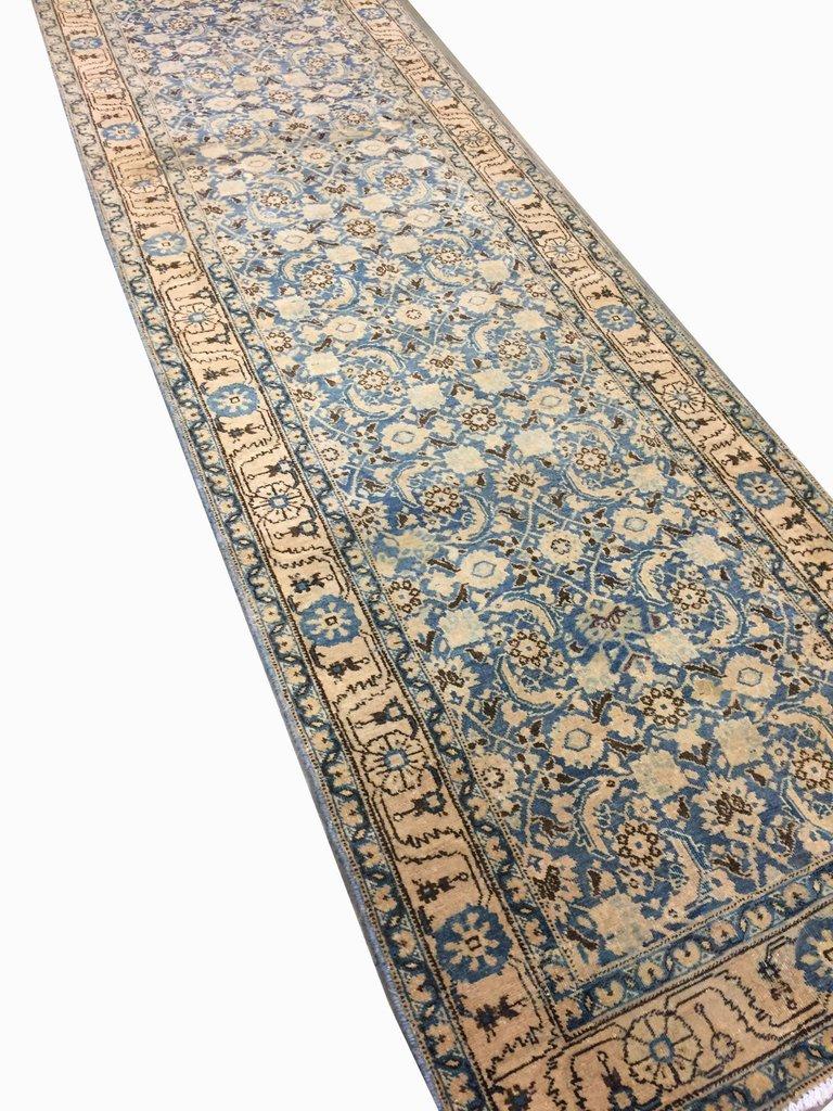 3' x 16'8. Das blaue Feld ist mit floralen Elementen in sanften Farben gefüllt, die durch eine Hauptbordüre in einer umgekehrten Farbgebung ergänzt werden.