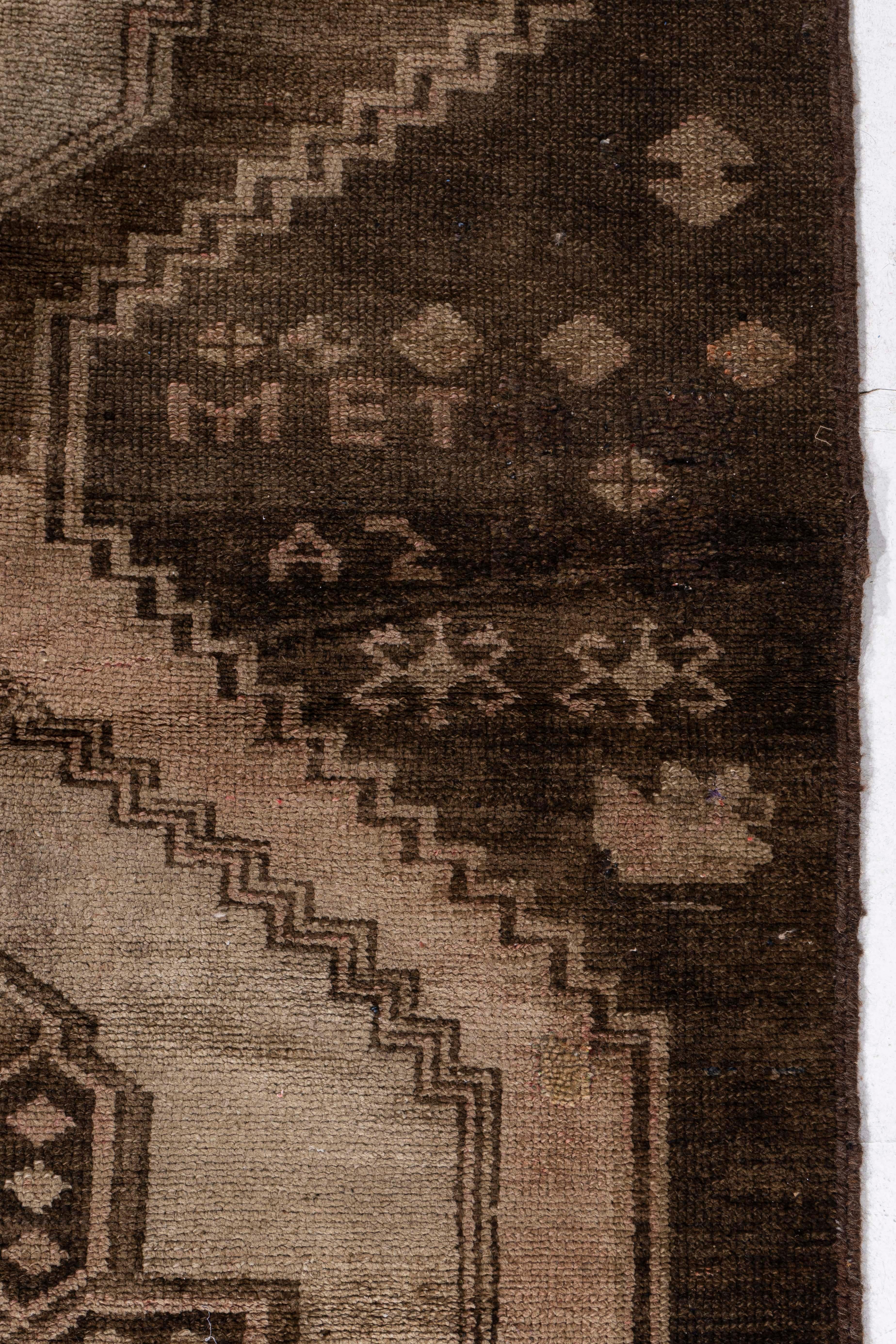 Vintage, circa 1940, Runner in lana marrone turco Oushak annodato a mano 3'11 X 15'1 in vendita 3
