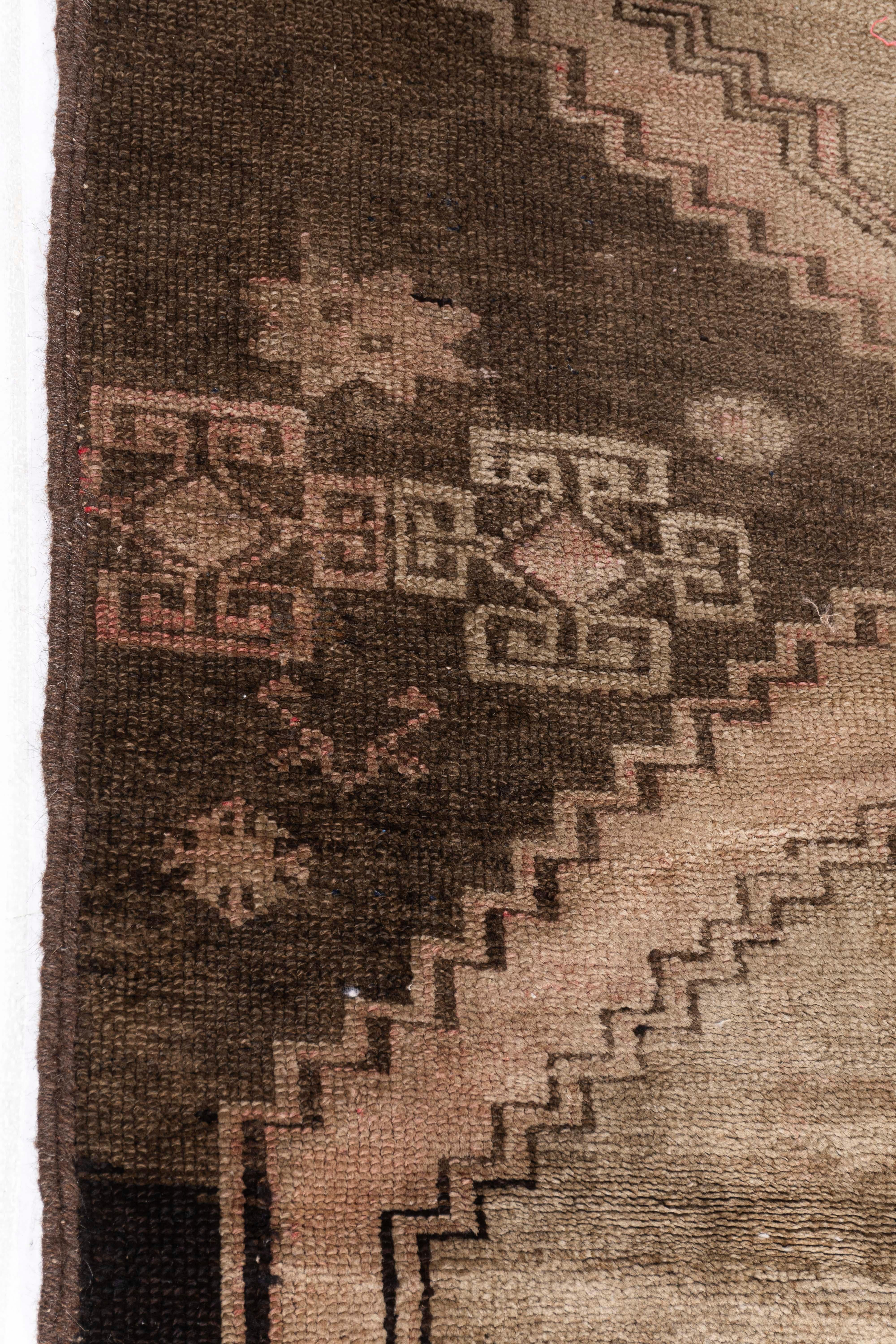 Vintage, circa 1940, Runner in lana marrone turco Oushak annodato a mano 3'11 X 15'1 in vendita 4