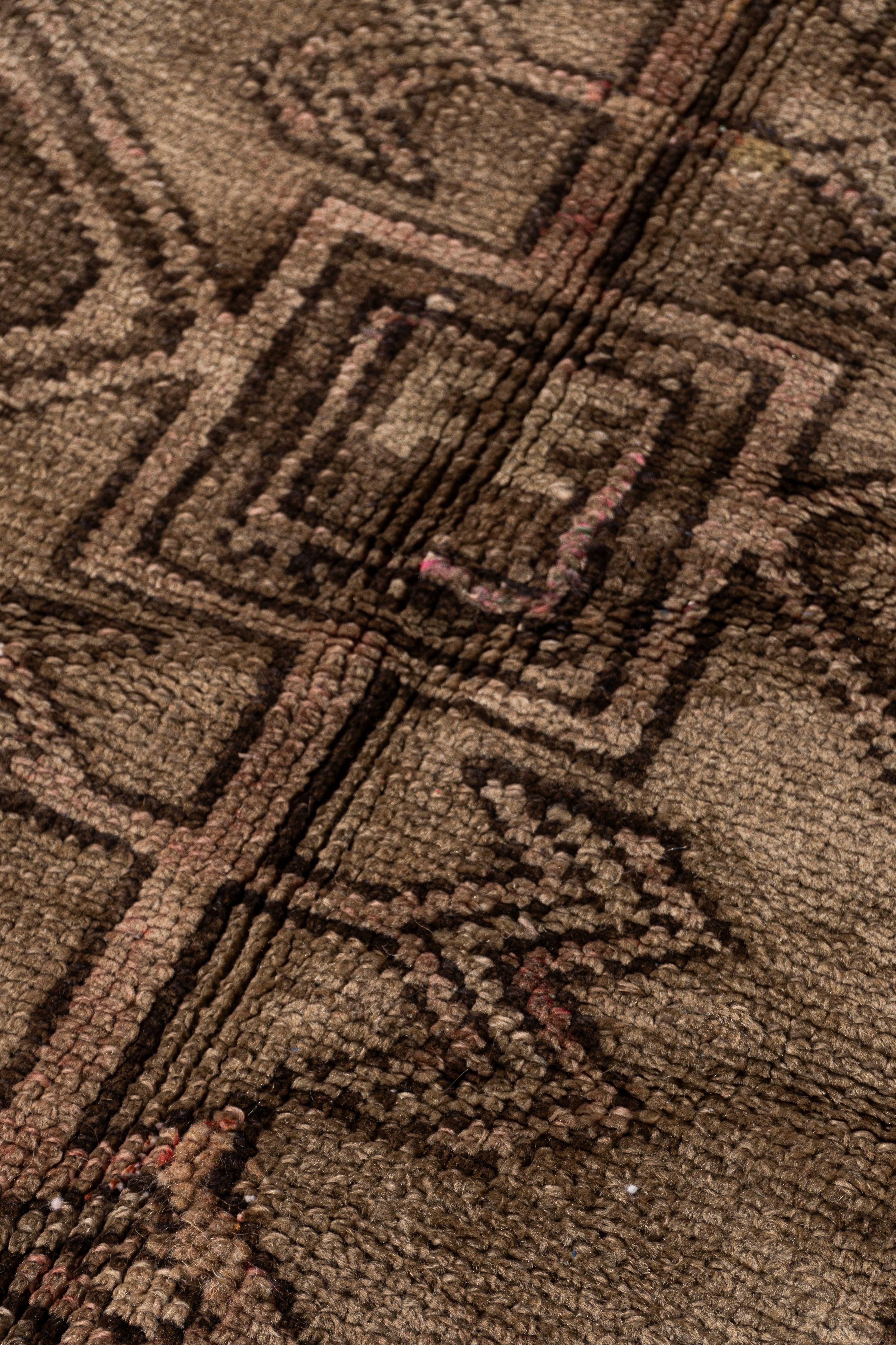 Vintage, circa 1940, Runner in lana marrone turco Oushak annodato a mano 3'11 X 15'1 in vendita 7