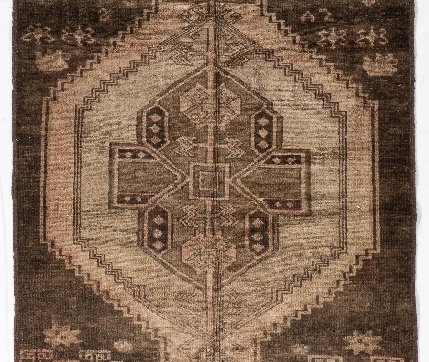 Vintage, circa 1940, Runner in lana marrone turco Oushak annodato a mano 3'11 X 15'1 in vendita 9