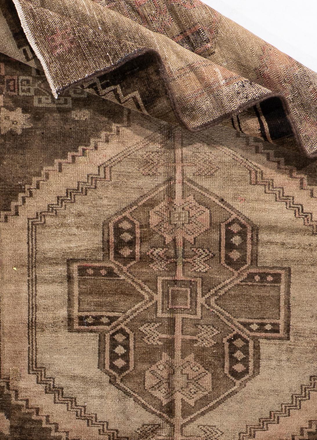 Vintage, circa 1940, Runner in lana marrone turco Oushak annodato a mano 3'11 X 15'1 in vendita 11
