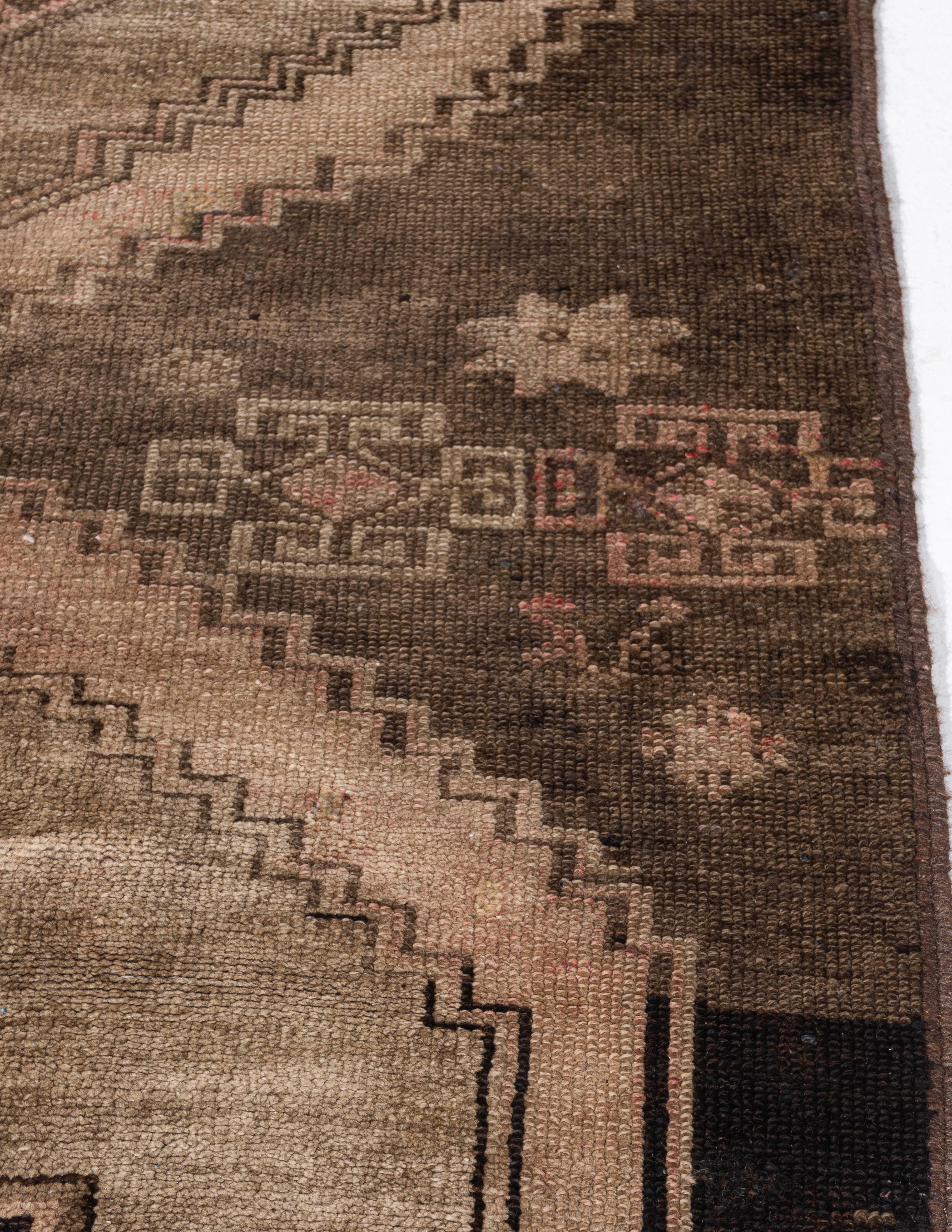 Vintage, circa 1940, Runner in lana marrone turco Oushak annodato a mano 3'11 X 15'1 in vendita 13