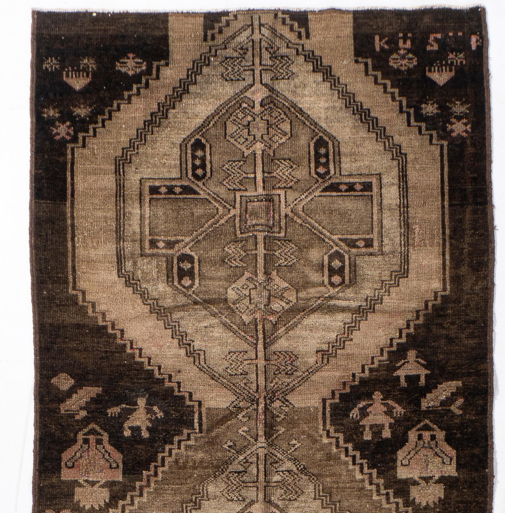 Turco Vintage, circa 1940, Runner in lana marrone turco Oushak annodato a mano 3'11 X 15'1 in vendita