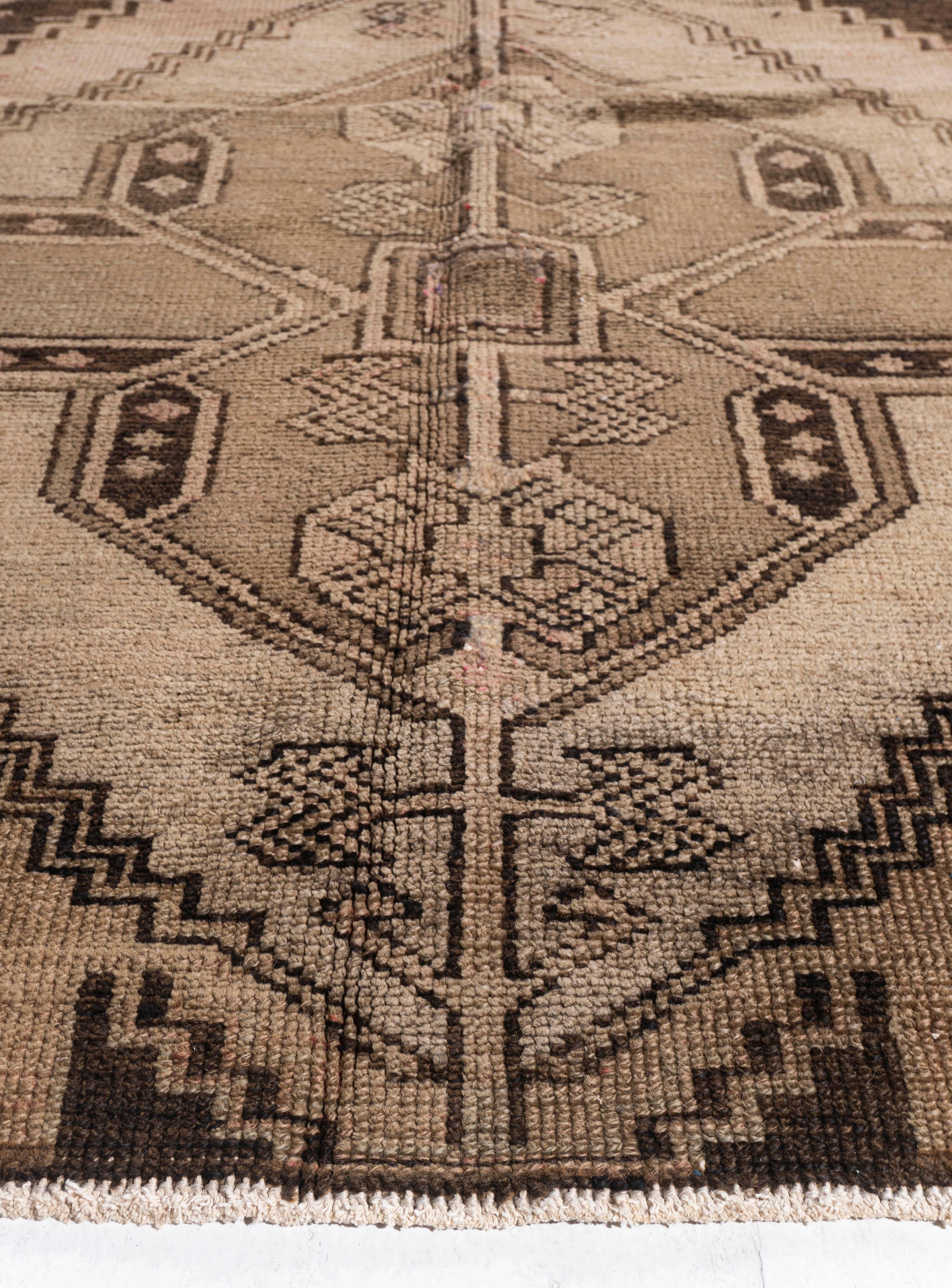 Vintage, circa 1940, Runner in lana marrone turco Oushak annodato a mano 3'11 X 15'1 In condizioni buone in vendita a New York, NY
