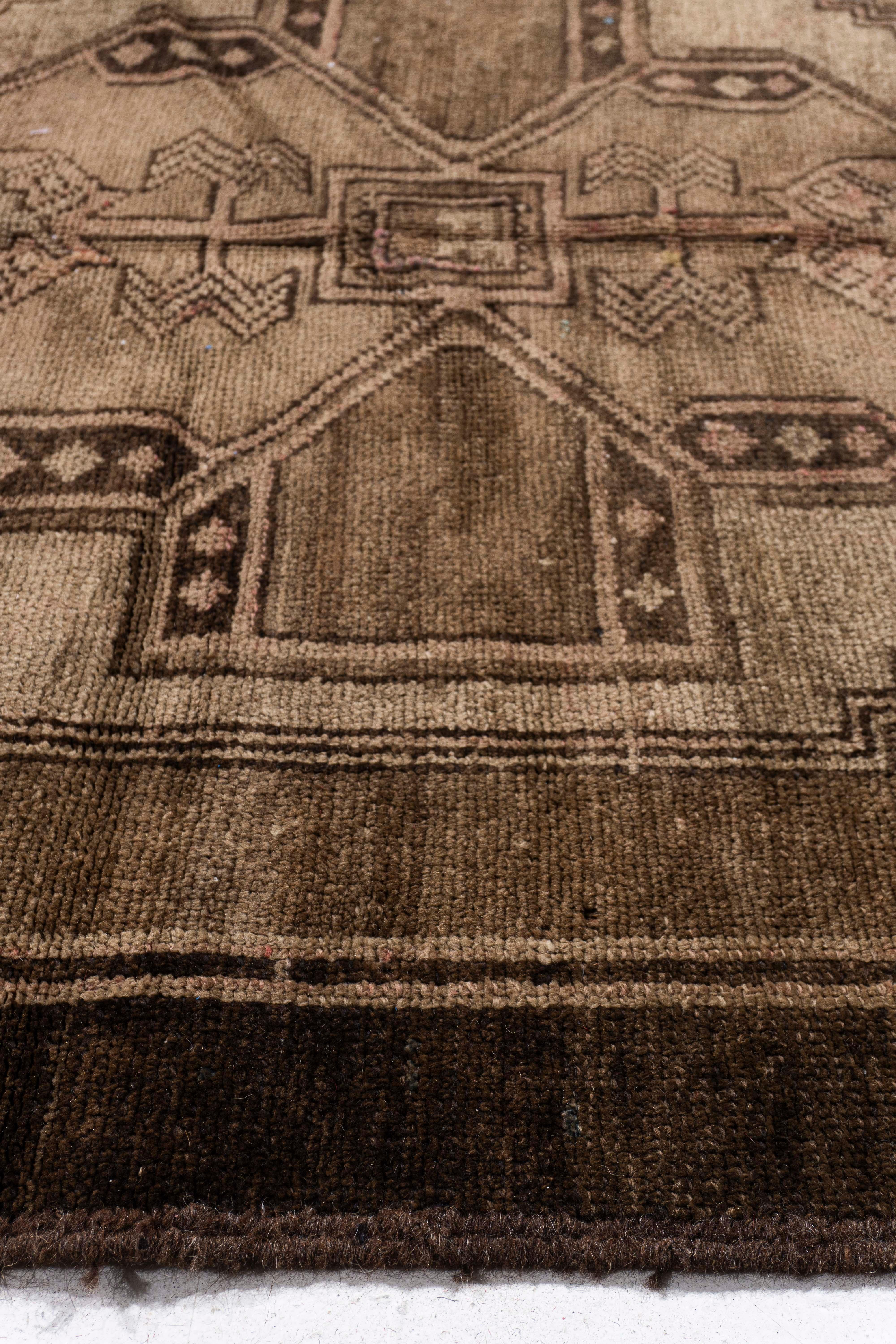 XX secolo Vintage, circa 1940, Runner in lana marrone turco Oushak annodato a mano 3'11 X 15'1 in vendita