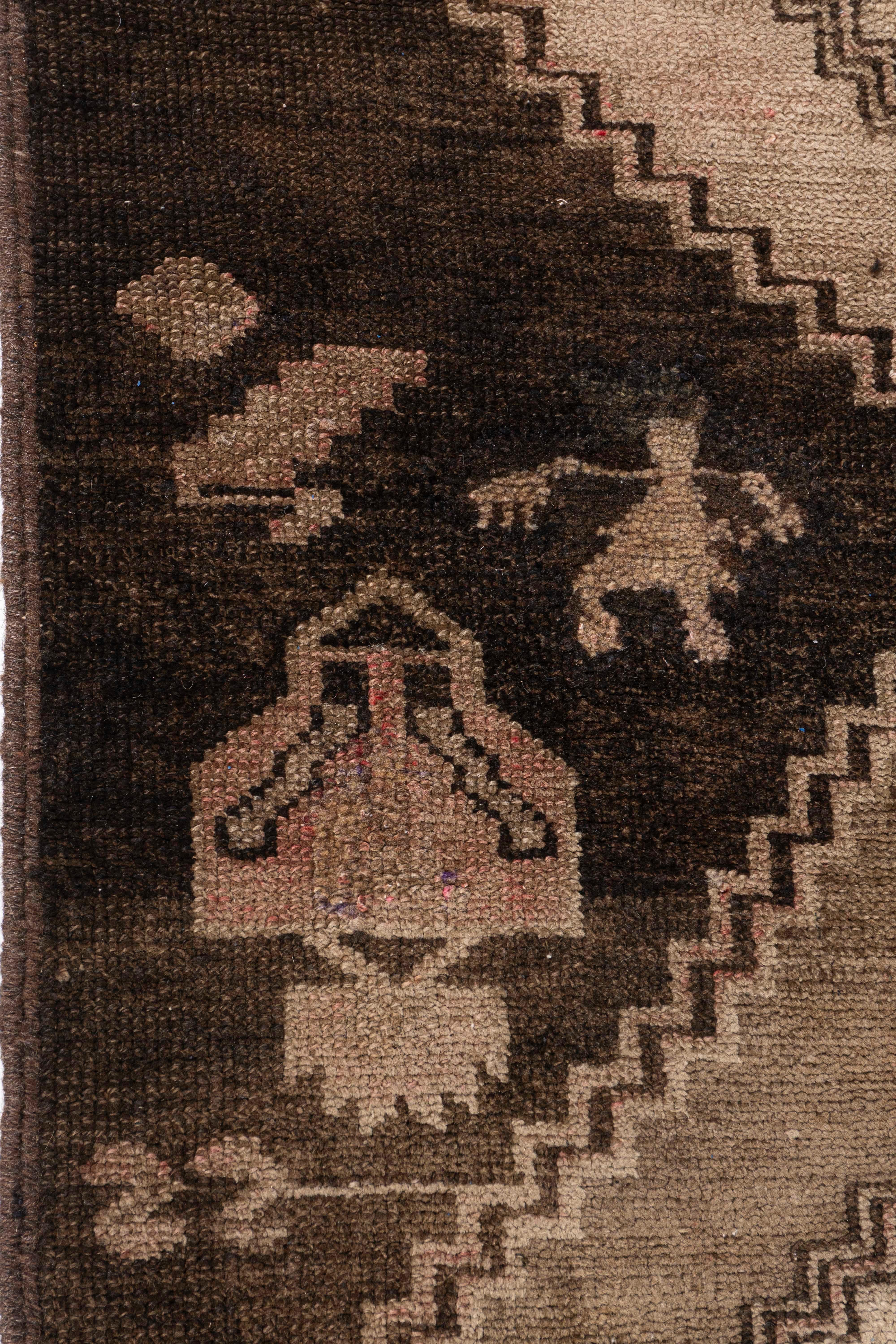Vintage, circa 1940, Runner in lana marrone turco Oushak annodato a mano 3'11 X 15'1 in vendita 1