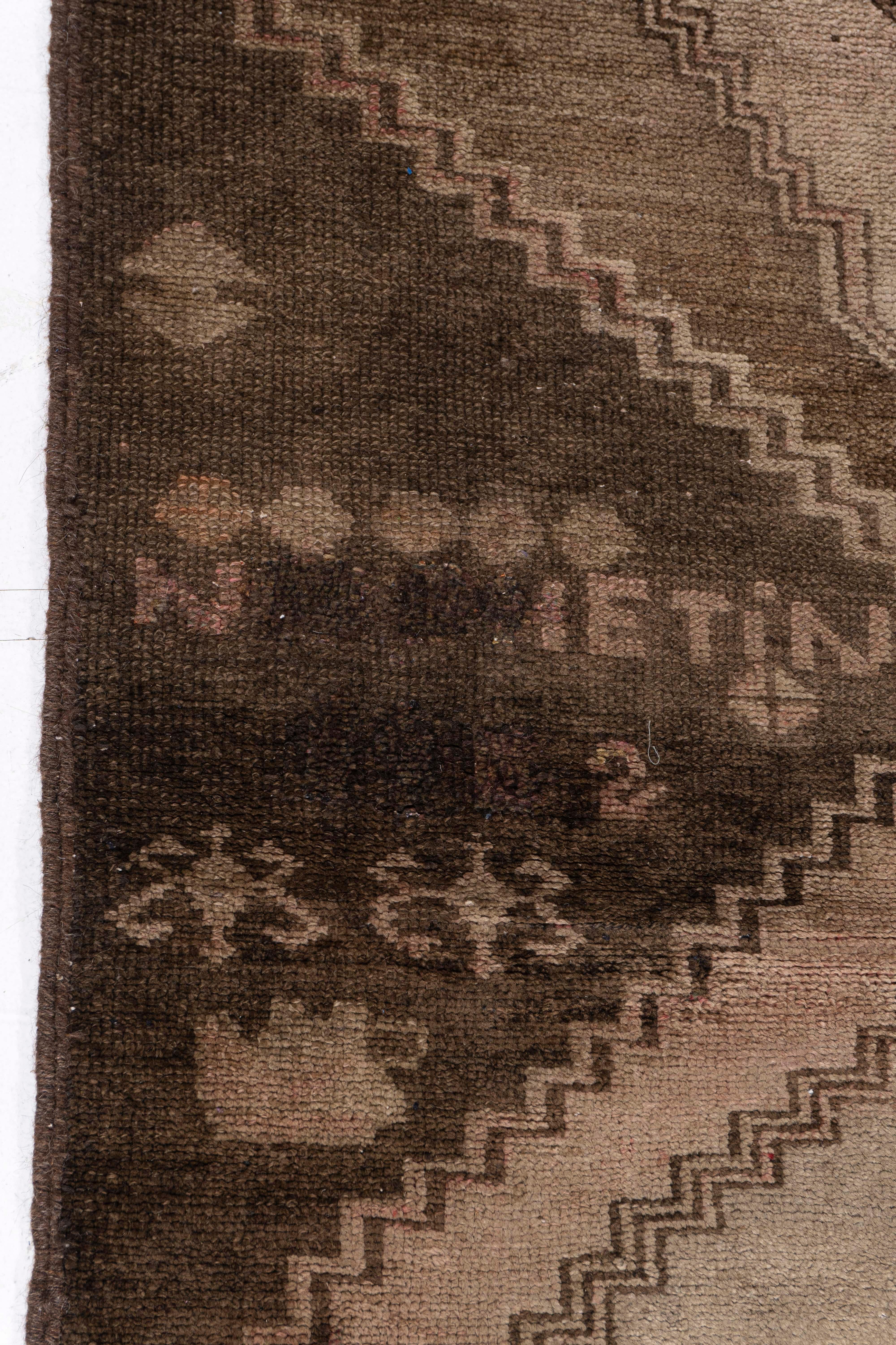 Vintage, circa 1940, Runner in lana marrone turco Oushak annodato a mano 3'11 X 15'1 in vendita 2