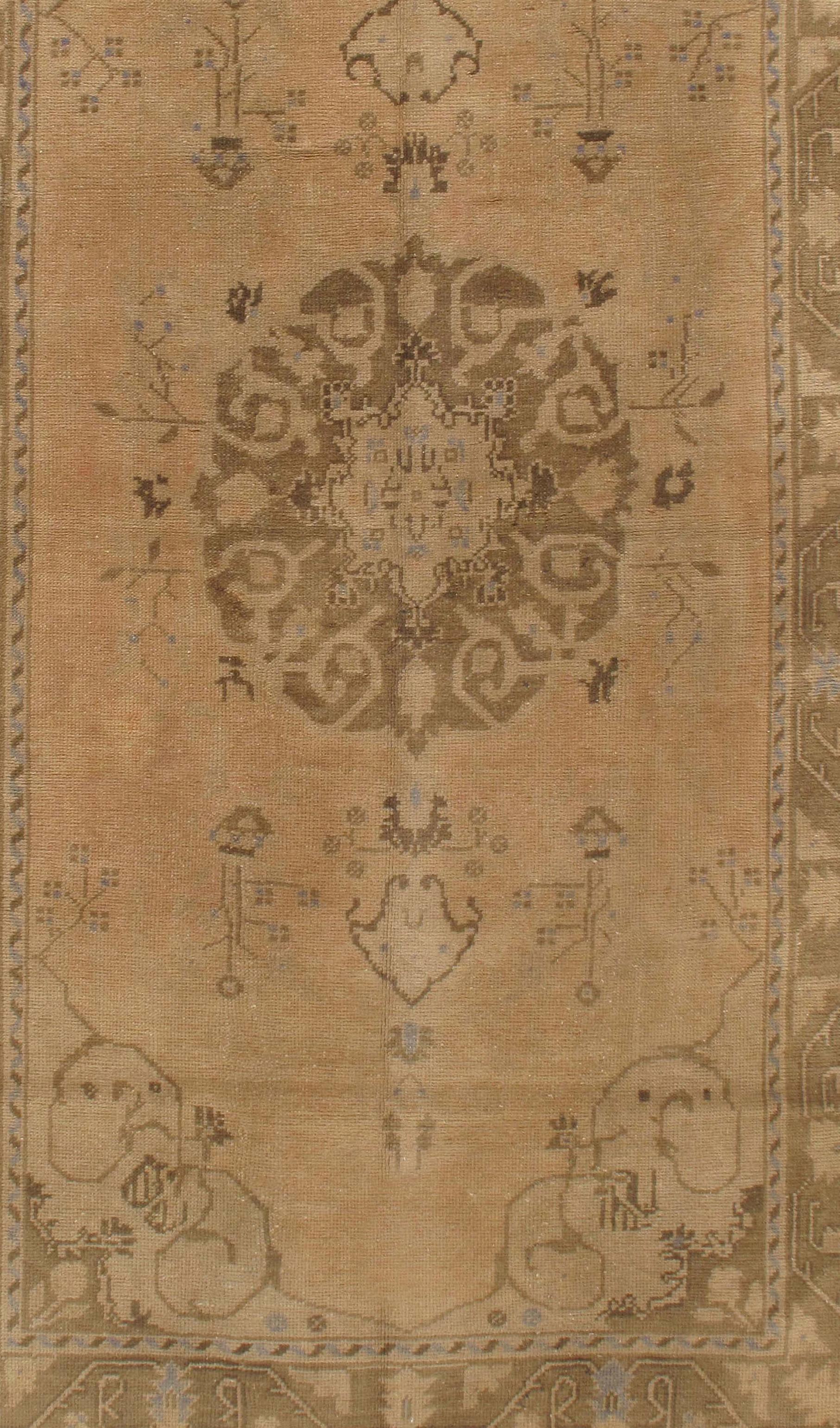 4'5 x 8'7. Handgeknüpft in der Türkei, wo das Teppichweben eher eine Kultur als ein Geschäft ist. Teppiche von Oushak sind bekannt für die hohe Qualität ihrer Wolle, ihre schönen Muster und warmen Farben. Diese Designer-Favoriten ergänzen jede