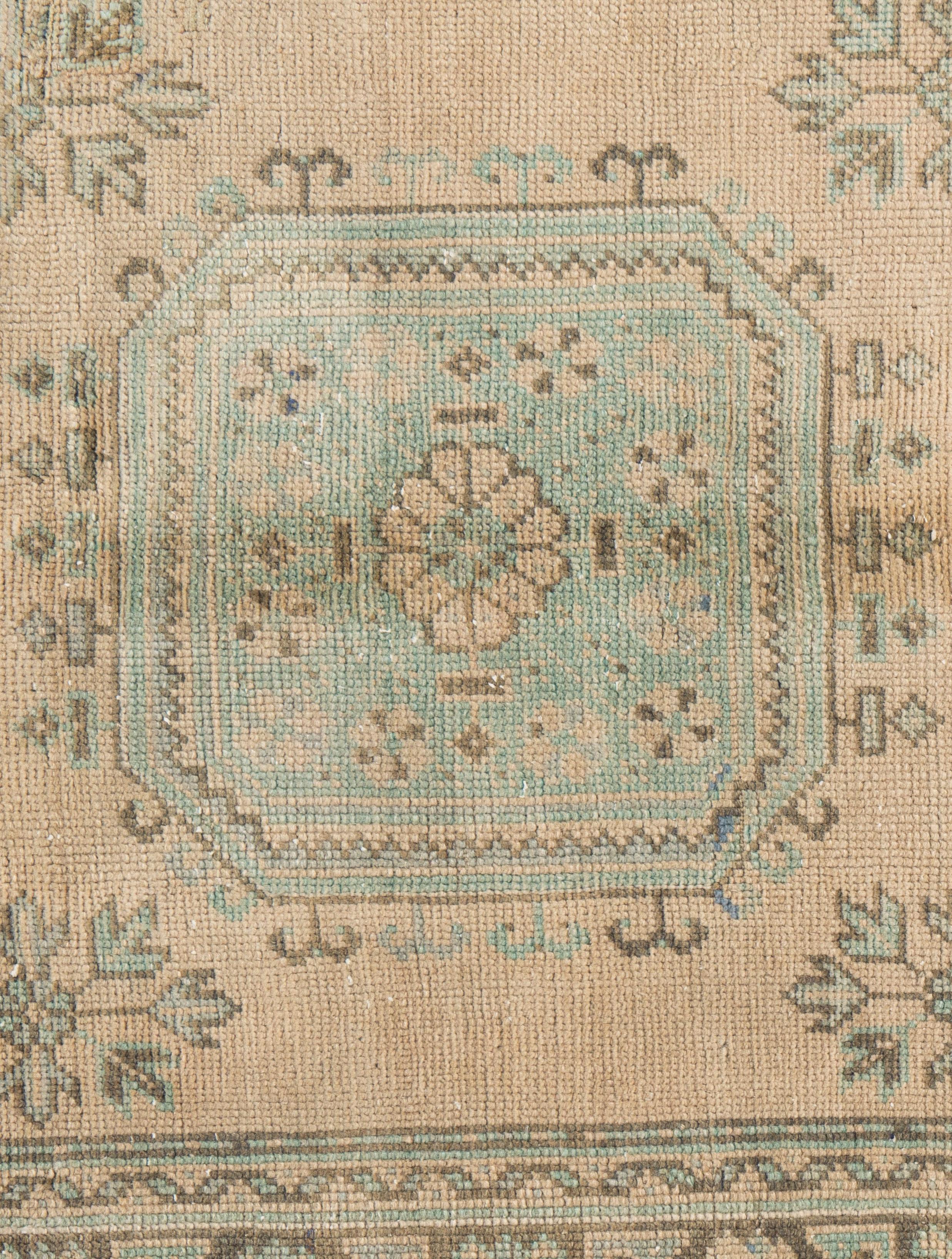 4'4 X 11'9 Vintage Circa 1940 Camel Turkish Oushak Hand Knotted Wool Runner 4'4 X 11'9. Estas atractivas alfombras son adecuadas para una gran variedad de lugares, pero el efecto significativo de las Oushaks es que unen el espacio, haciéndolo