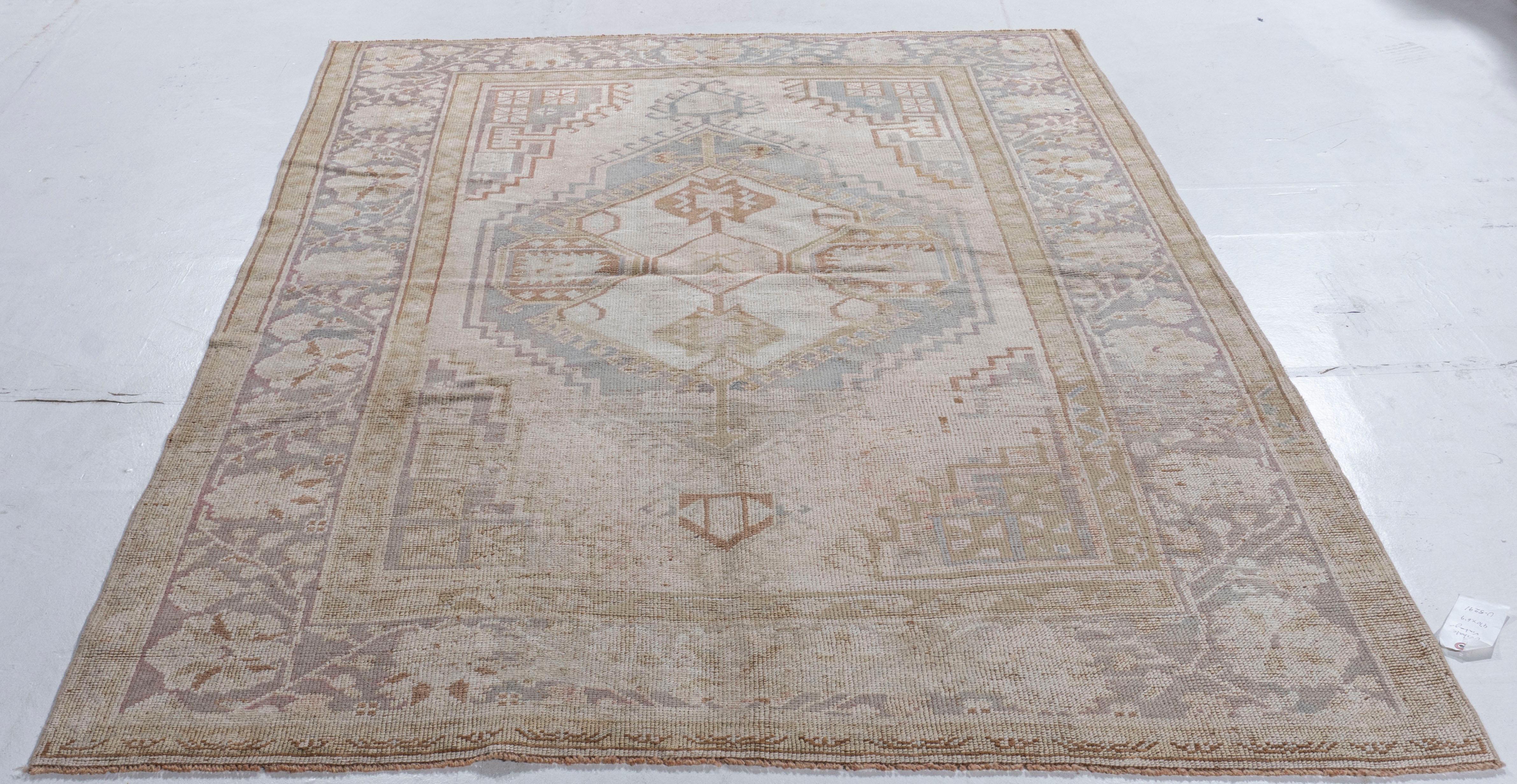 Circa 1940 Türkischer Oushak Handgeknüpfter Wollteppich Elfenbein Braun im Angebot 7