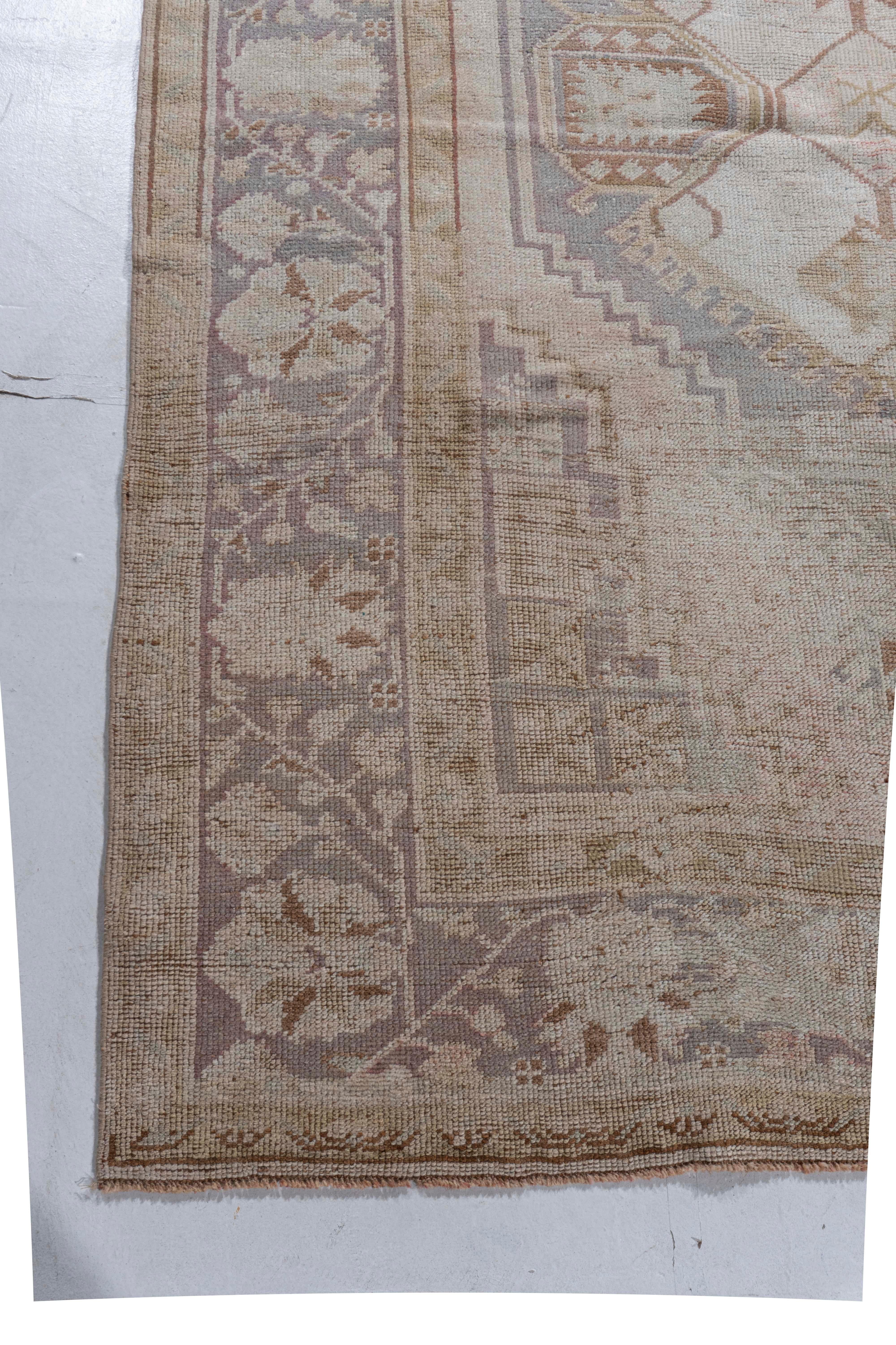  4'1 X 6'9. Vintage CIRCA 1940 Distressed Turkish Oushak Hand Knotted Wool Rug. Gebeutelt, Shabby Chic. Der Teppich ist solide, aber mit niedrigem Flor und einem Used-Look, der zu seiner Schönheit und seinem Charme beiträgt. Der Teppich hat eine