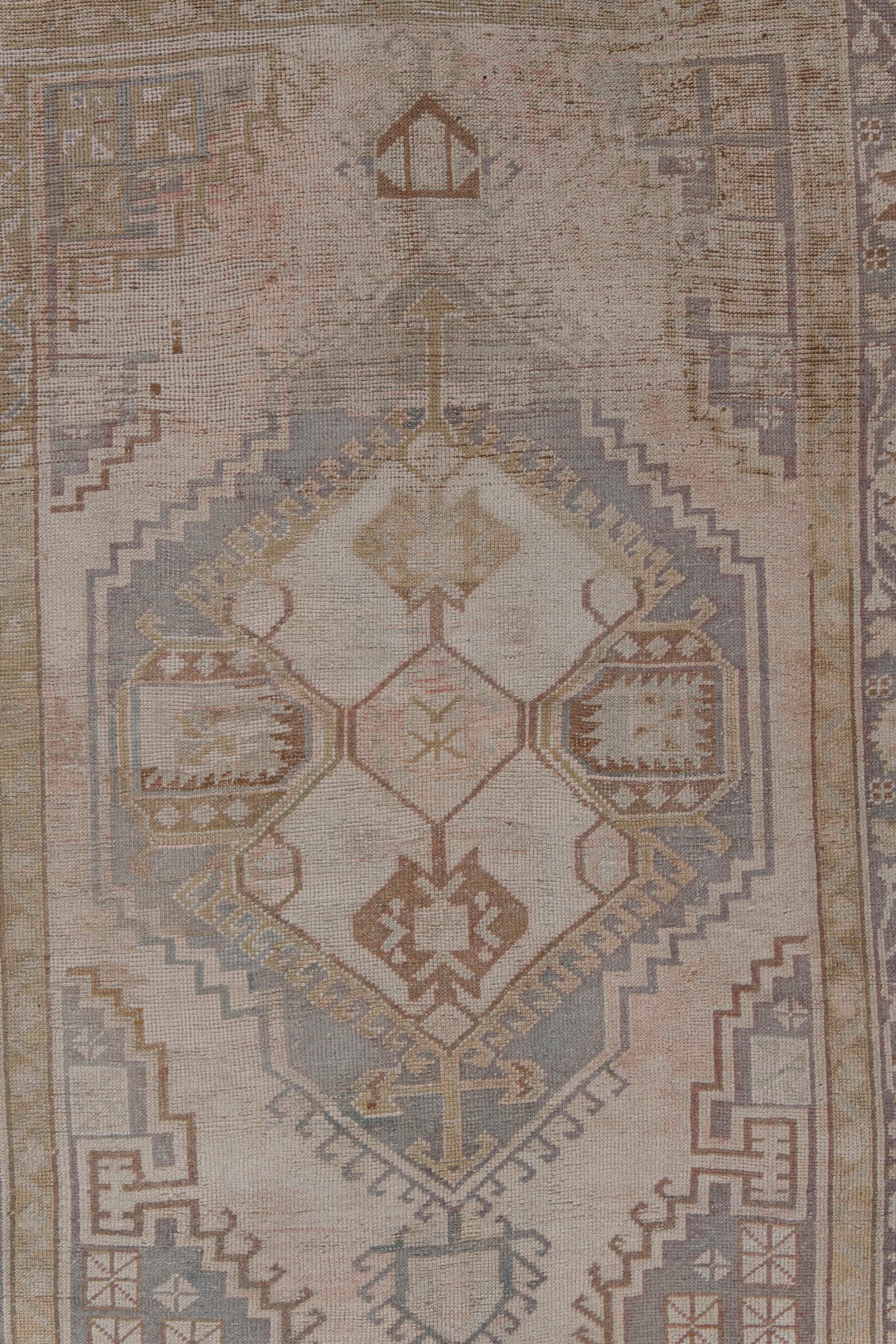 Circa 1940 Türkischer Oushak Handgeknüpfter Wollteppich Elfenbein Braun im Angebot 3