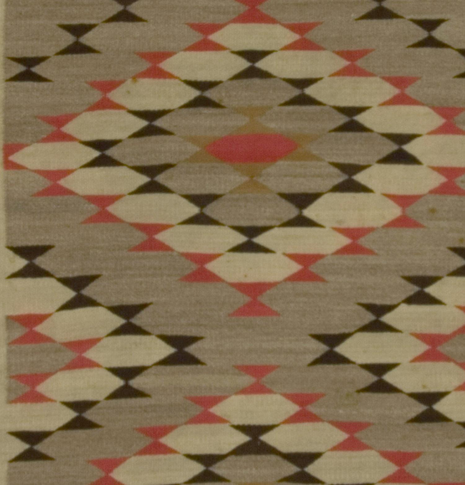 Tessuto a mano Vintage By circa 1940 Grigio Navajo Rug & Kilim in vendita