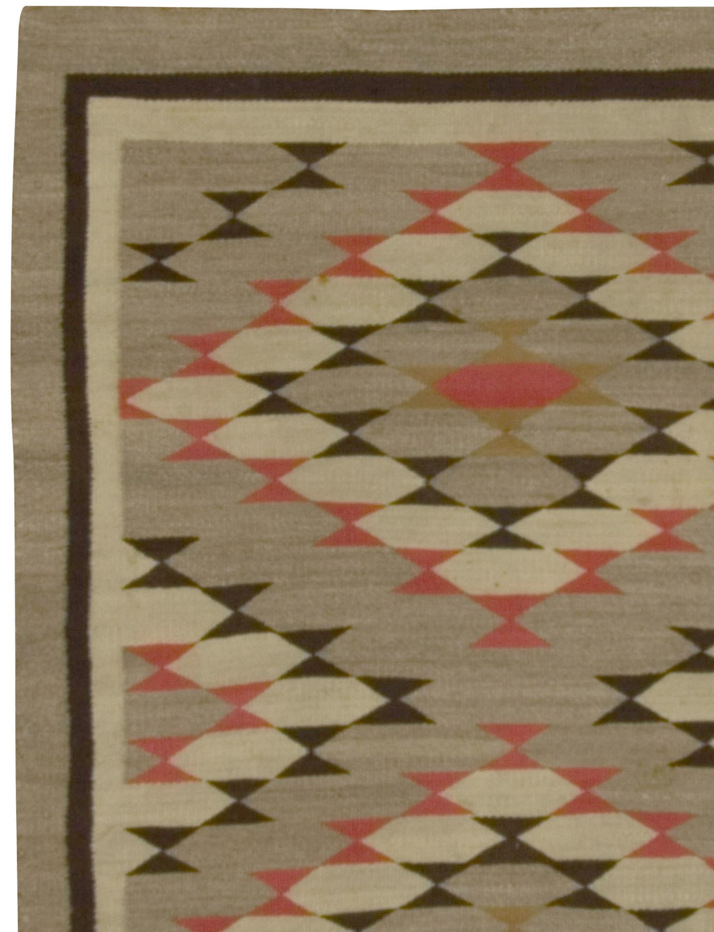 20ième siècle Tapis Kilim Navajo gris vintage vers 1940 en vente
