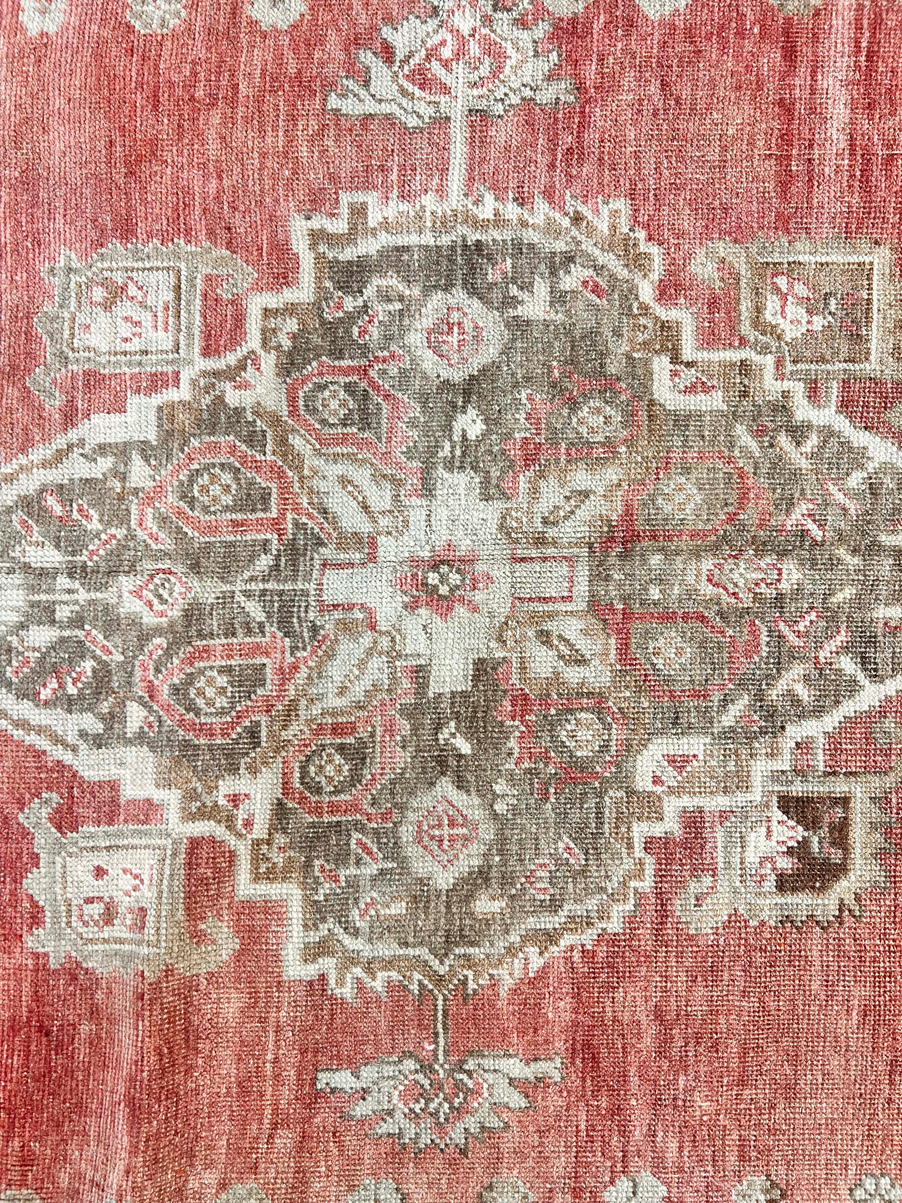 Vintage CIRCA 1940 Light Brick Turkish Oushak Hand Knotted Wool Runner, 4'11 X 12'7. Die luxuriöse Qualität der Wolle (für die Oushaks schon immer berühmt waren) trug zur Lebendigkeit der Farben bei. Anders als die meisten türkischen Teppiche wurden
