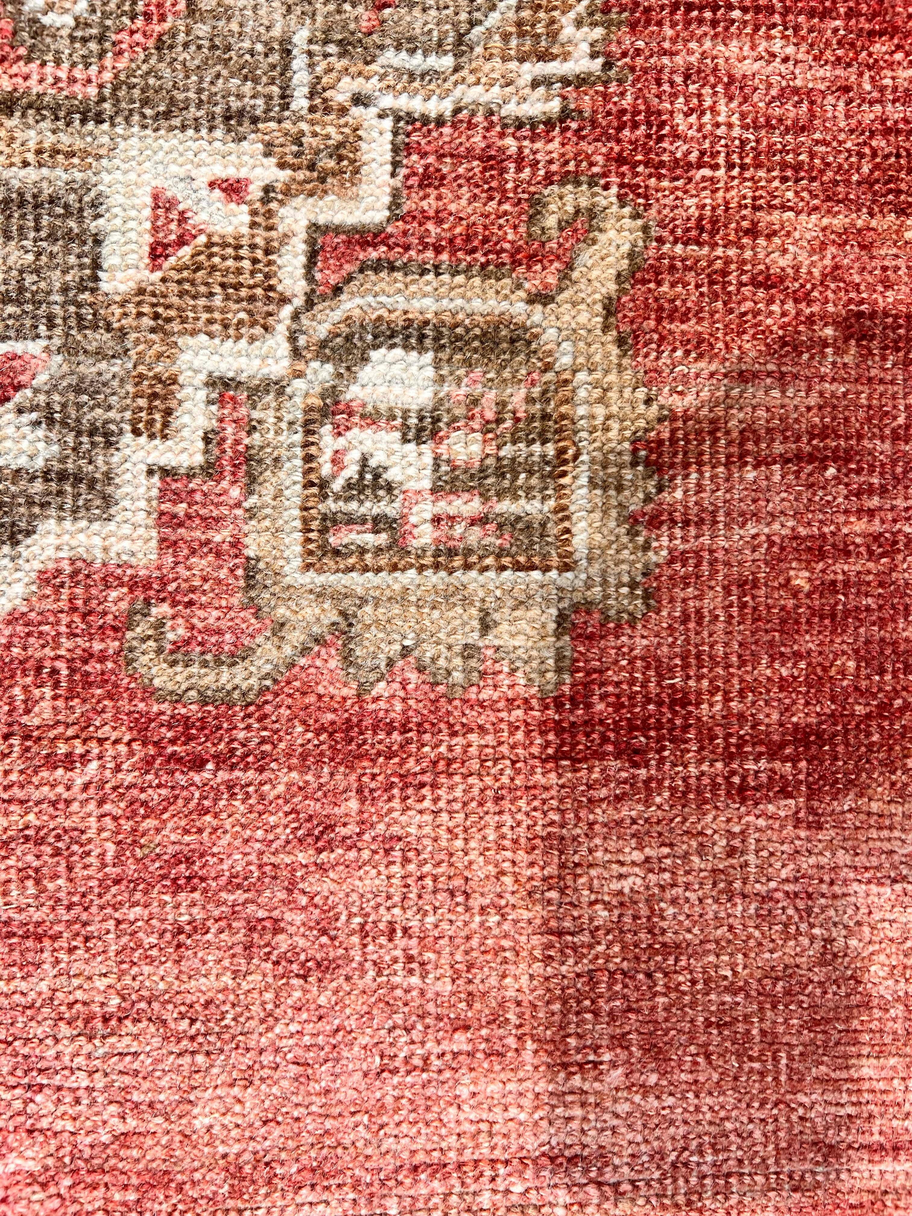 Vintage CIRCA 1940 Light Brick Oushak Hand geknotet Wolle Läufer, 4'11 X 12'7 (Handgeknüpft) im Angebot