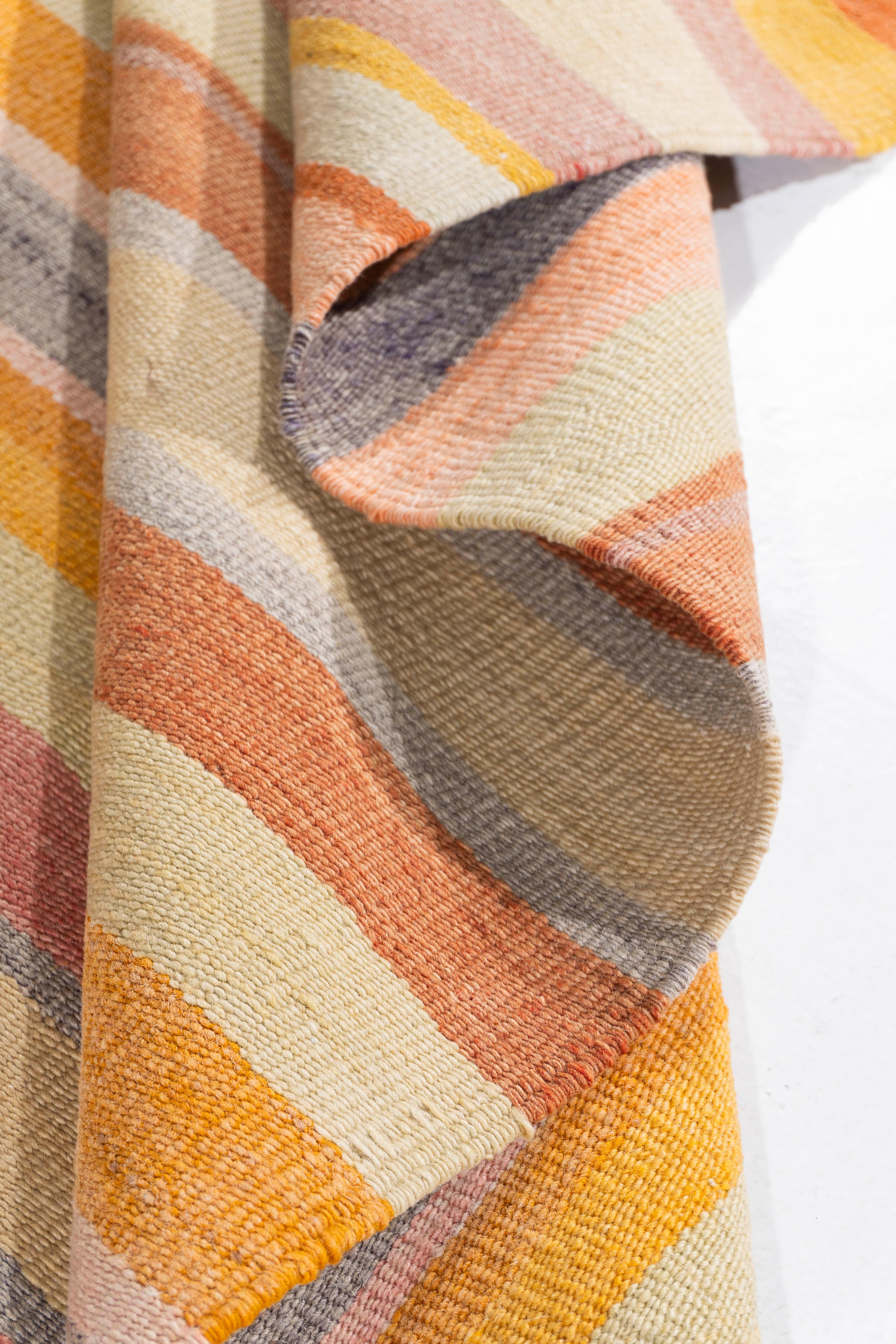 5'7 X 8'6. Questo Kilim vintage turco a trama piatta è tessuto a mano. La semplicità e l'audacia di questo pezzo possono anche dare un'impronta contemporanea ed è in grado di inserirsi sia in un ambiente moderno che tradizionale. Il disegno