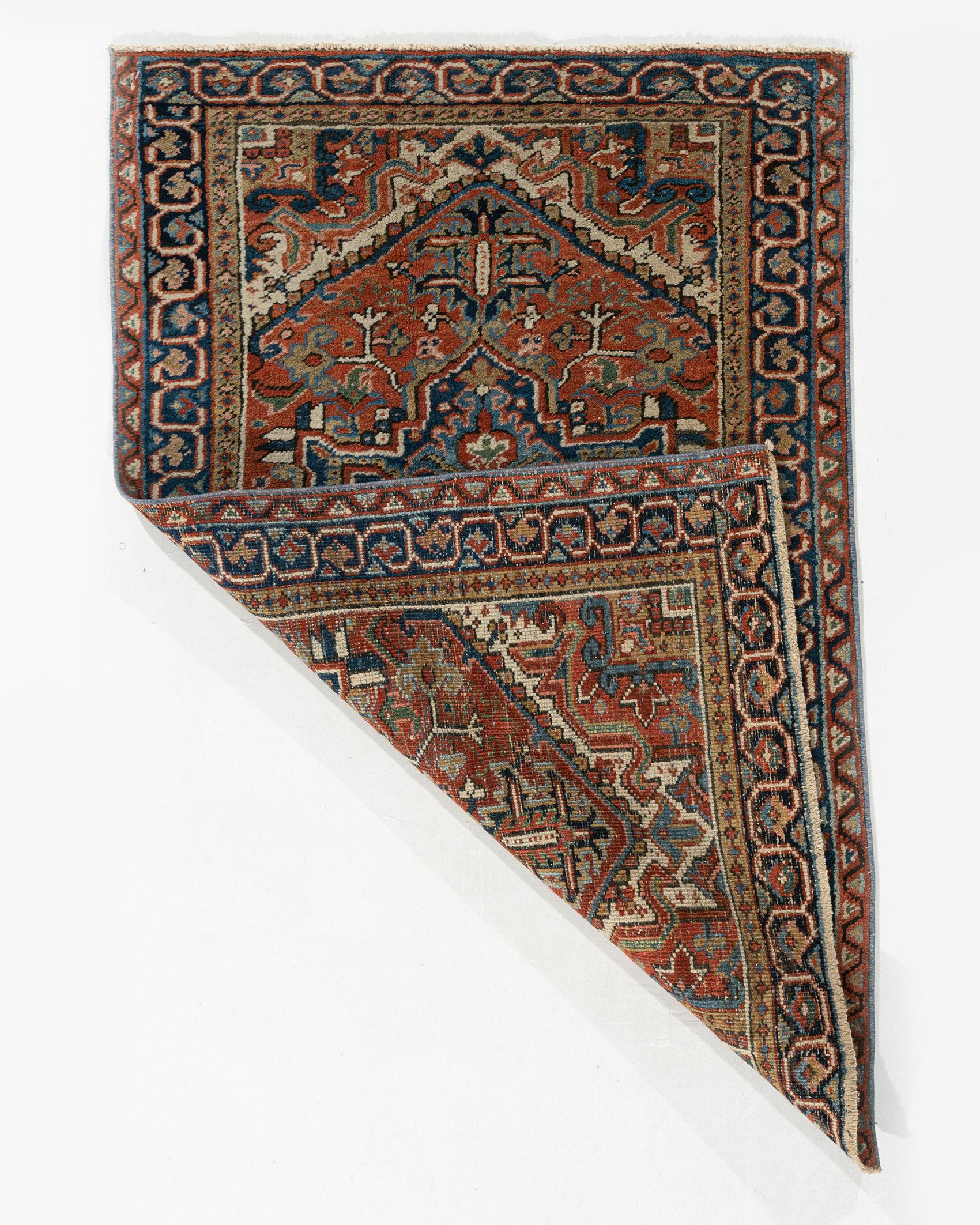Alfombra persa Heriz vintage de 3' X 4'4. Tan perpetuamente de moda como coleccionables, las lujosas alfombras tradicionales Heriz hechas a mano están hábilmente tejidas con colores vibrantes y enfáticos diseños geométricos. En el distrito de Heriz,