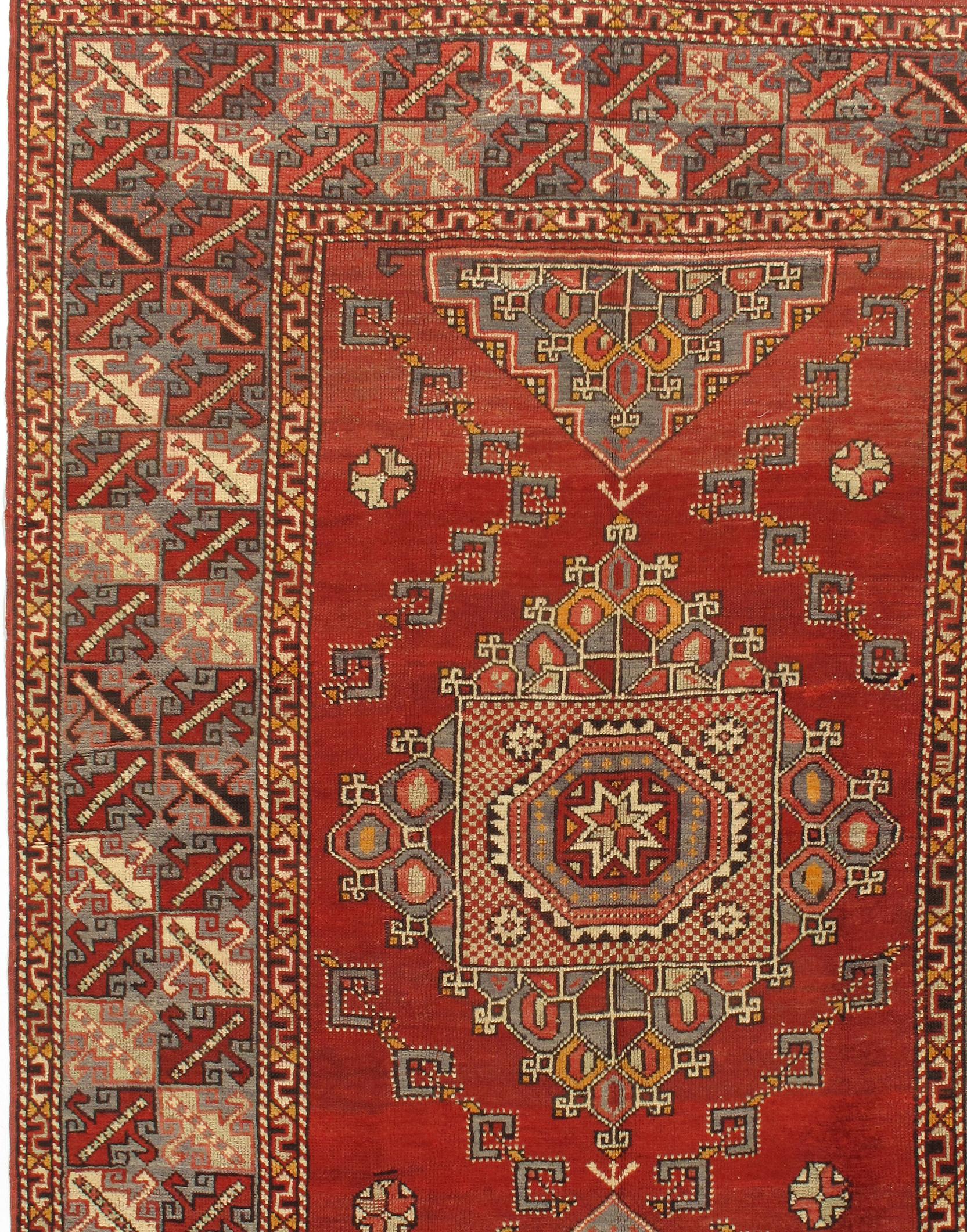 Vintage CIRCA 1940 Rot Türkisch Oushak Teppich, 5'5 x 8'2 im Zustand „Gut“ im Angebot in New York, NY