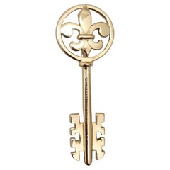 Vintage Circa 1940 Signed Monet Goldtone Fleur-De-Lis Key Brooch
