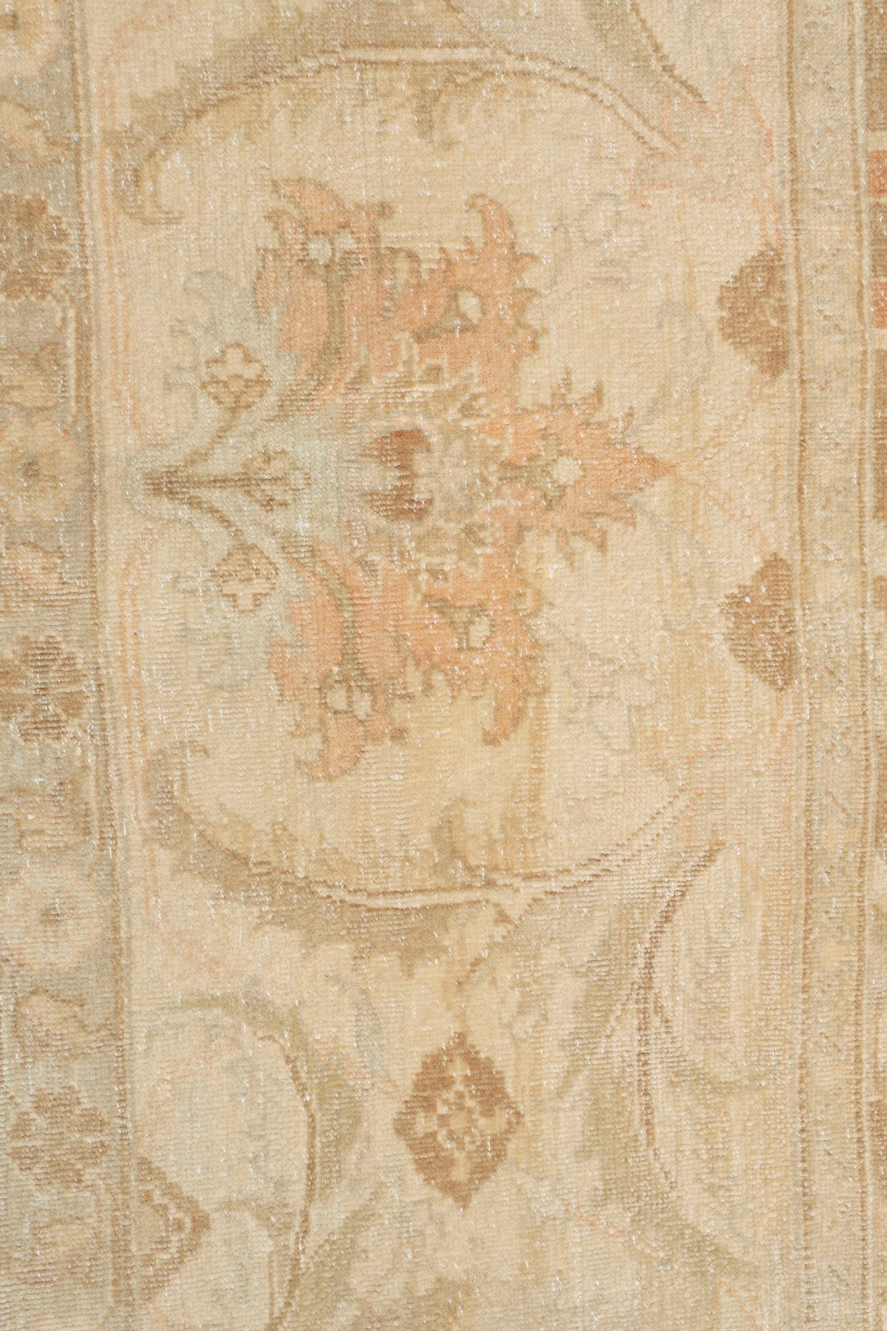 Indien Vintage Circa 1940 Tan Agra Design Wool Hand Knots Rug (tapis en laine nouée à la main) en vente