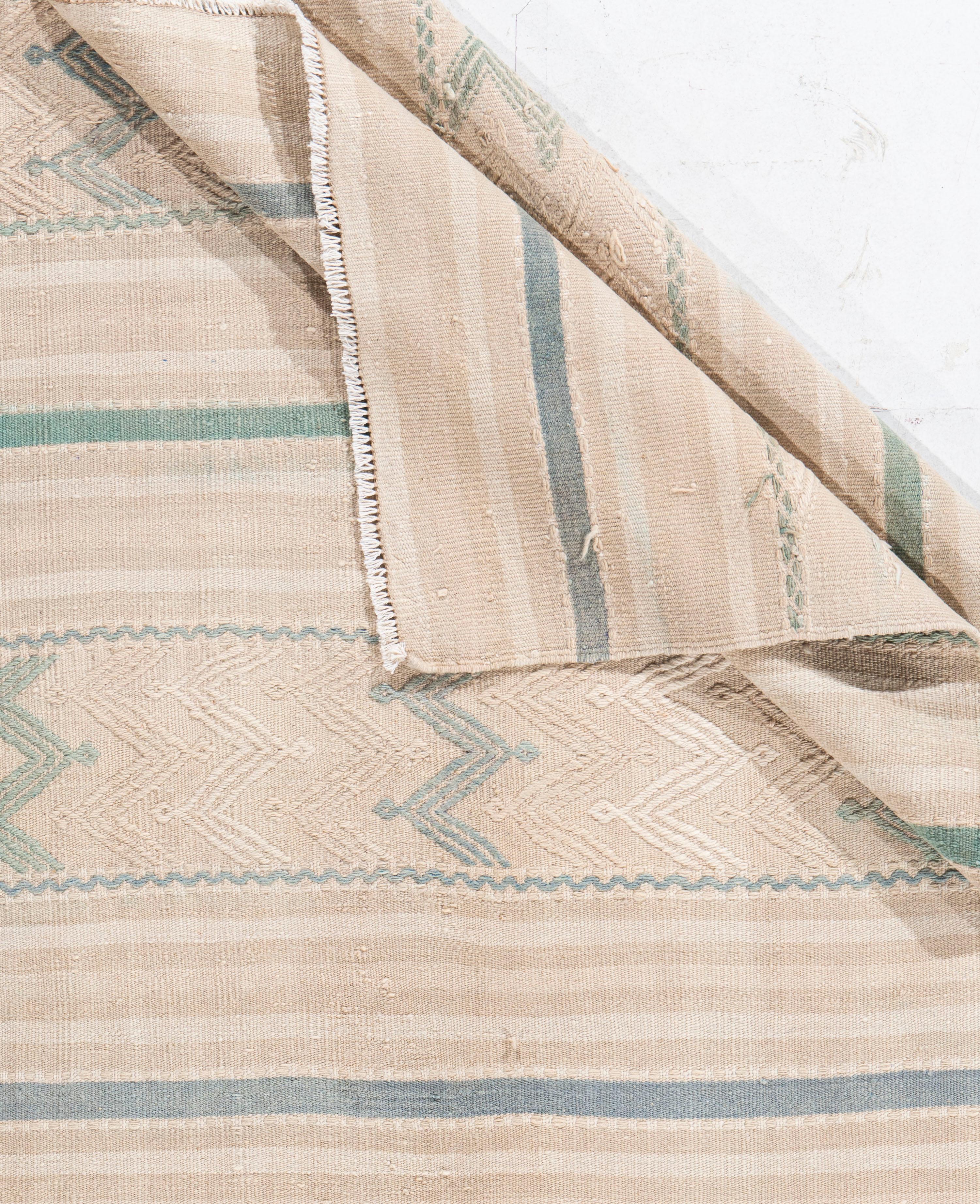 4'8 X 9'4. Dieser türkische Flachgewebe-Kilim im Vintage-Stil ist handgewebt. Die Schlichtheit und Kühnheit dieses Stücks kann auch ein zeitgenössisches Gefühl vermitteln und passt sowohl in ein modernes als auch in ein traditionelles Ambiente. Das