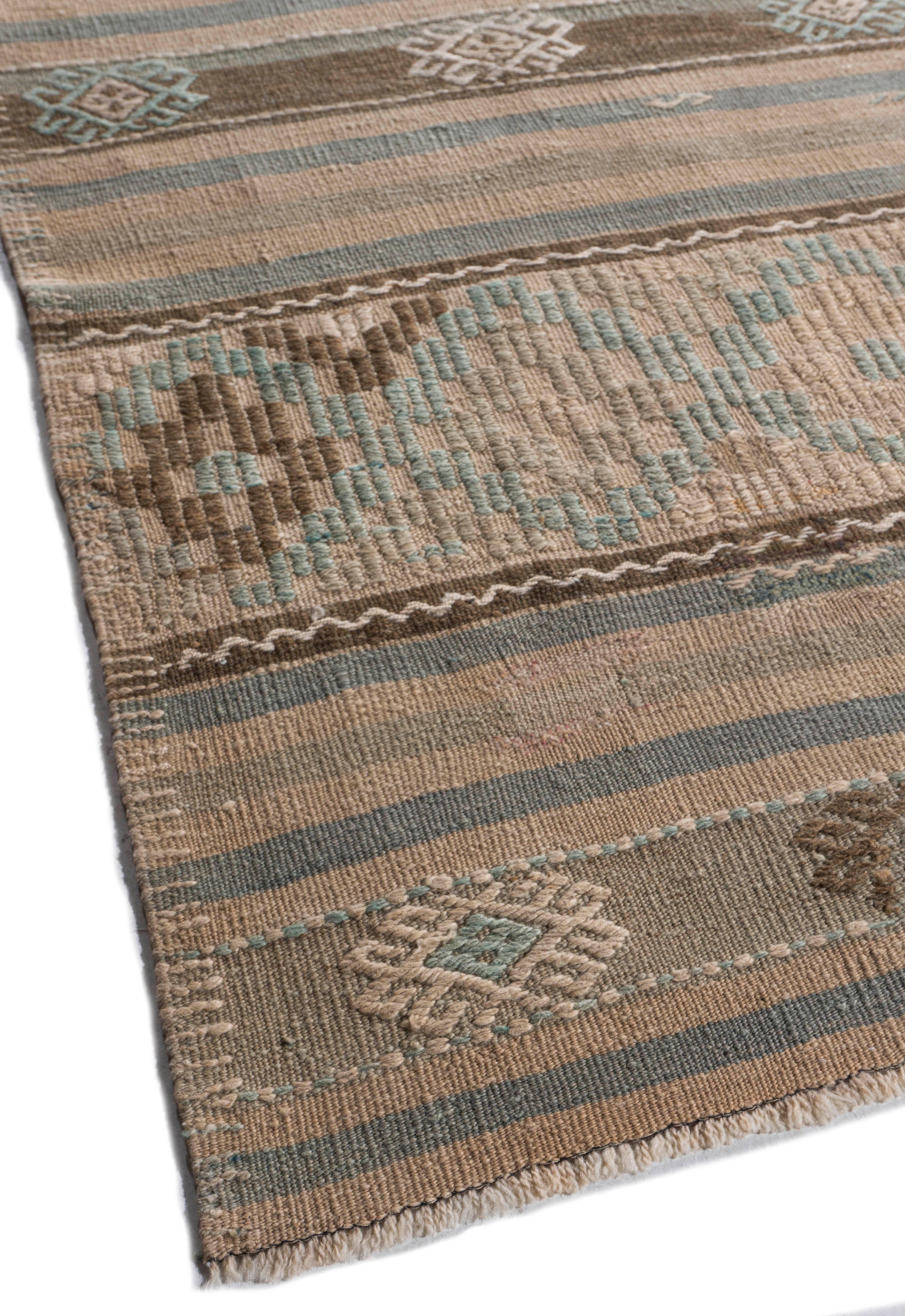 5'1 X 11'2. Dieser türkische Flachgewebe-Kilim im Vintage-Stil ist handgewebt. Die Schlichtheit und Kühnheit dieses Stücks kann auch ein zeitgenössisches Gefühl vermitteln und passt sowohl in ein modernes als auch in ein traditionelles Ambiente. Das